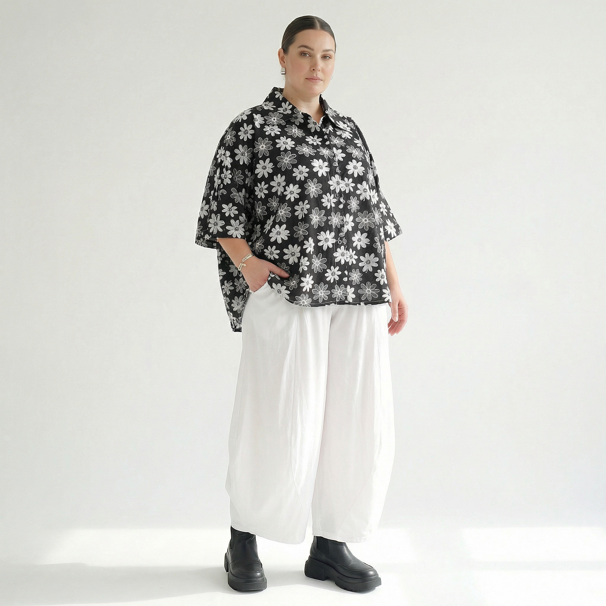 AKH Fashion Jacke in gerundeter Form, aus Viskose, 1575.07092, Schwarz/Weiß, Blumen