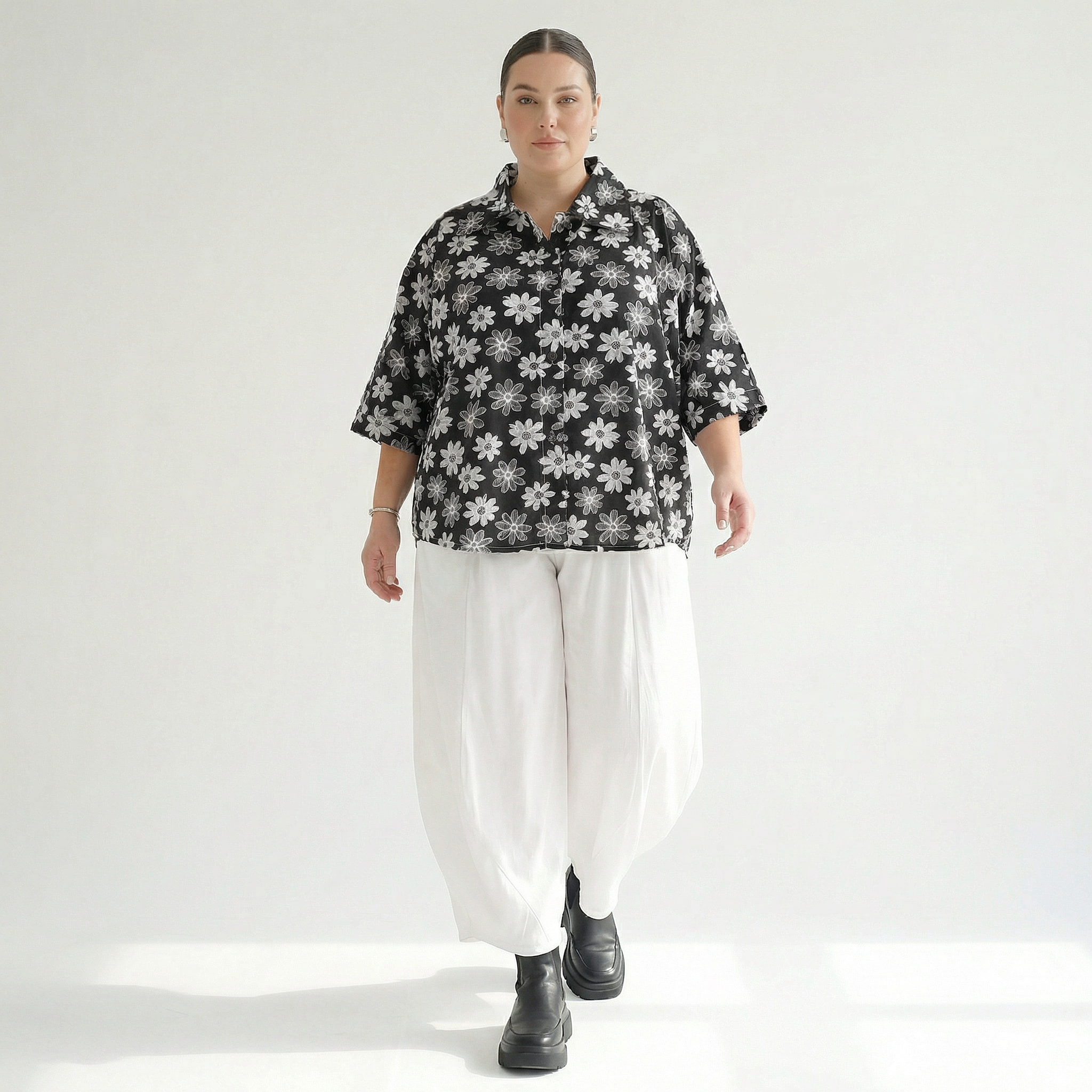 AKH Fashion Jacke in gerundeter Form, aus Viskose, 1575.07092, Schwarz/Weiß, Blumen