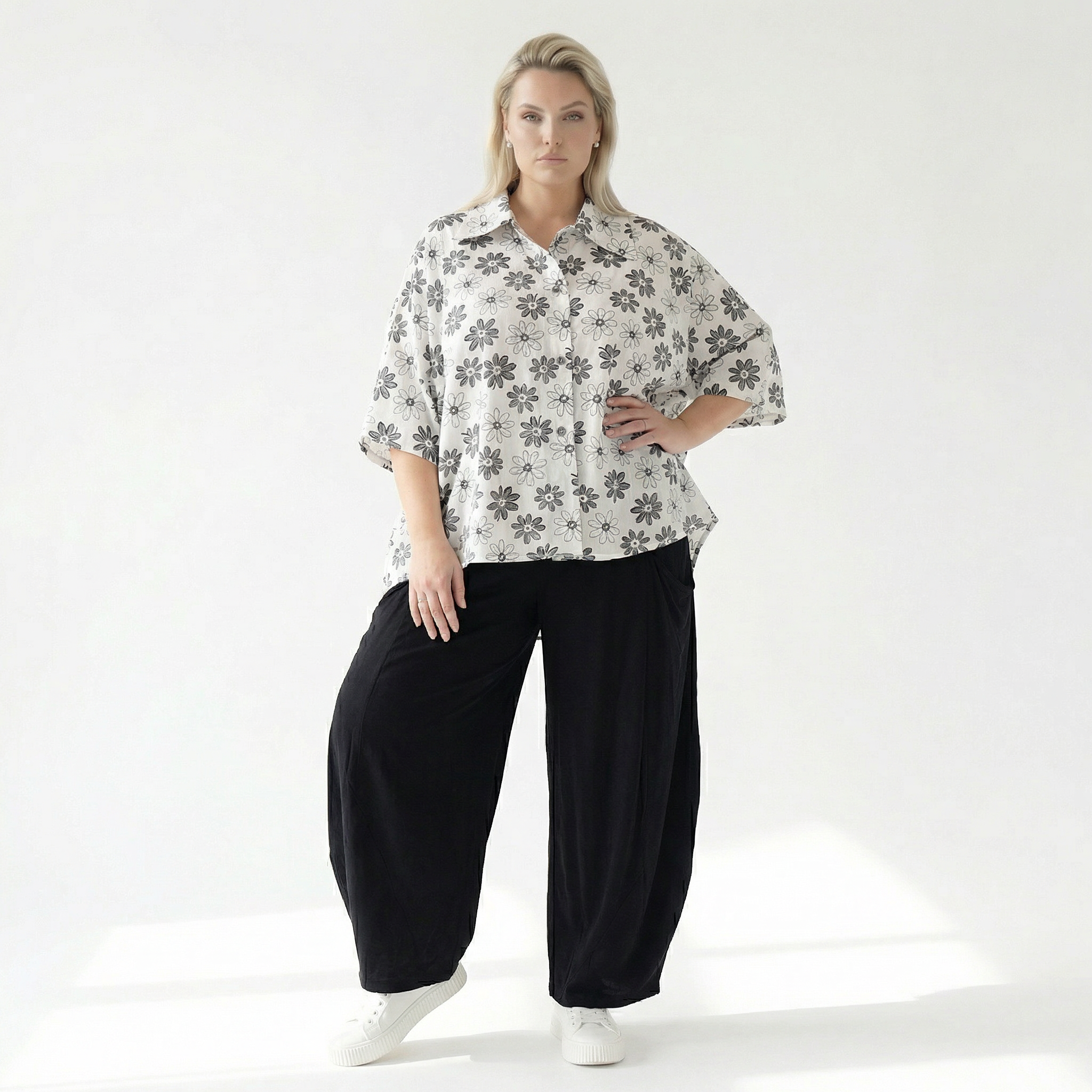 AKH Fashion Jacke in gerundeter Form, aus Viskose, 1575.07092, Weiß/Schwarz, Blumen