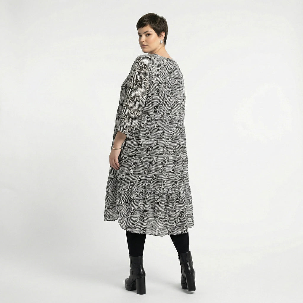 Hauchzartes Ballon Kleid im legeren Lagenlook aus fließender Viskose mit Stufenschnitt, Schwarz/Weiß