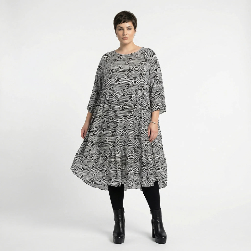 Hauchzartes Ballon Kleid im legeren Lagenlook aus fließender Viskose mit Stufenschnitt, Schwarz/Weiß