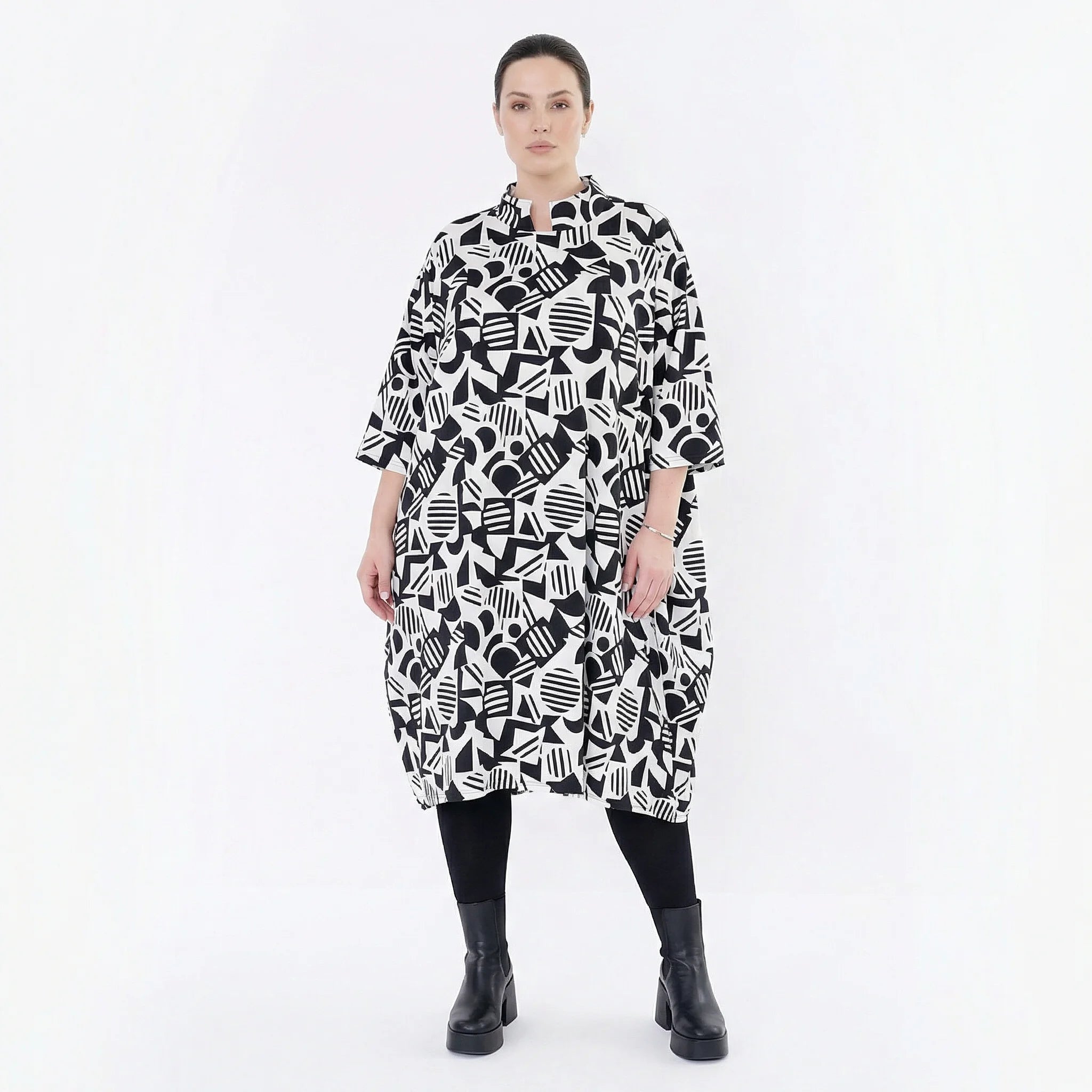 Ausgefallenes Ballon Kleid im legeren Lagenlook aus stretchigem Material mit Stehkragen, Weiß/Schwarz