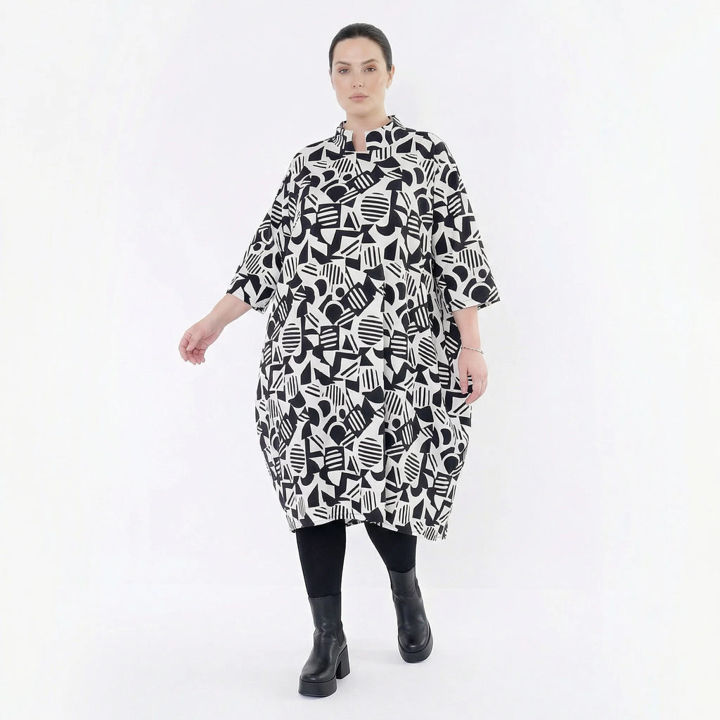 Ausgefallenes Ballon Kleid im legeren Lagenlook aus stretchigem Material mit Stehkragen, Weiß/Schwarz