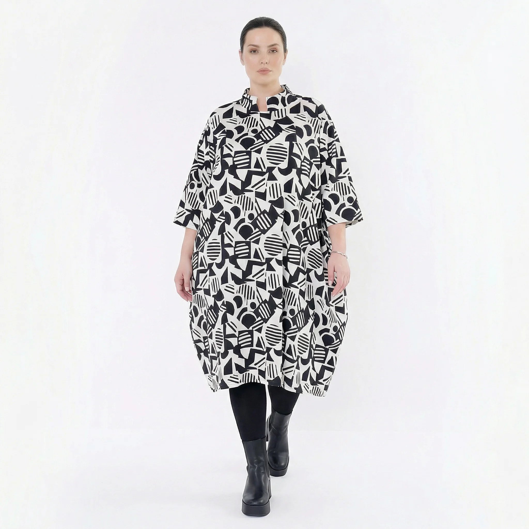 Ausgefallenes Ballon Kleid im legeren Lagenlook aus stretchigem Material mit Stehkragen, Weiß/Schwarz