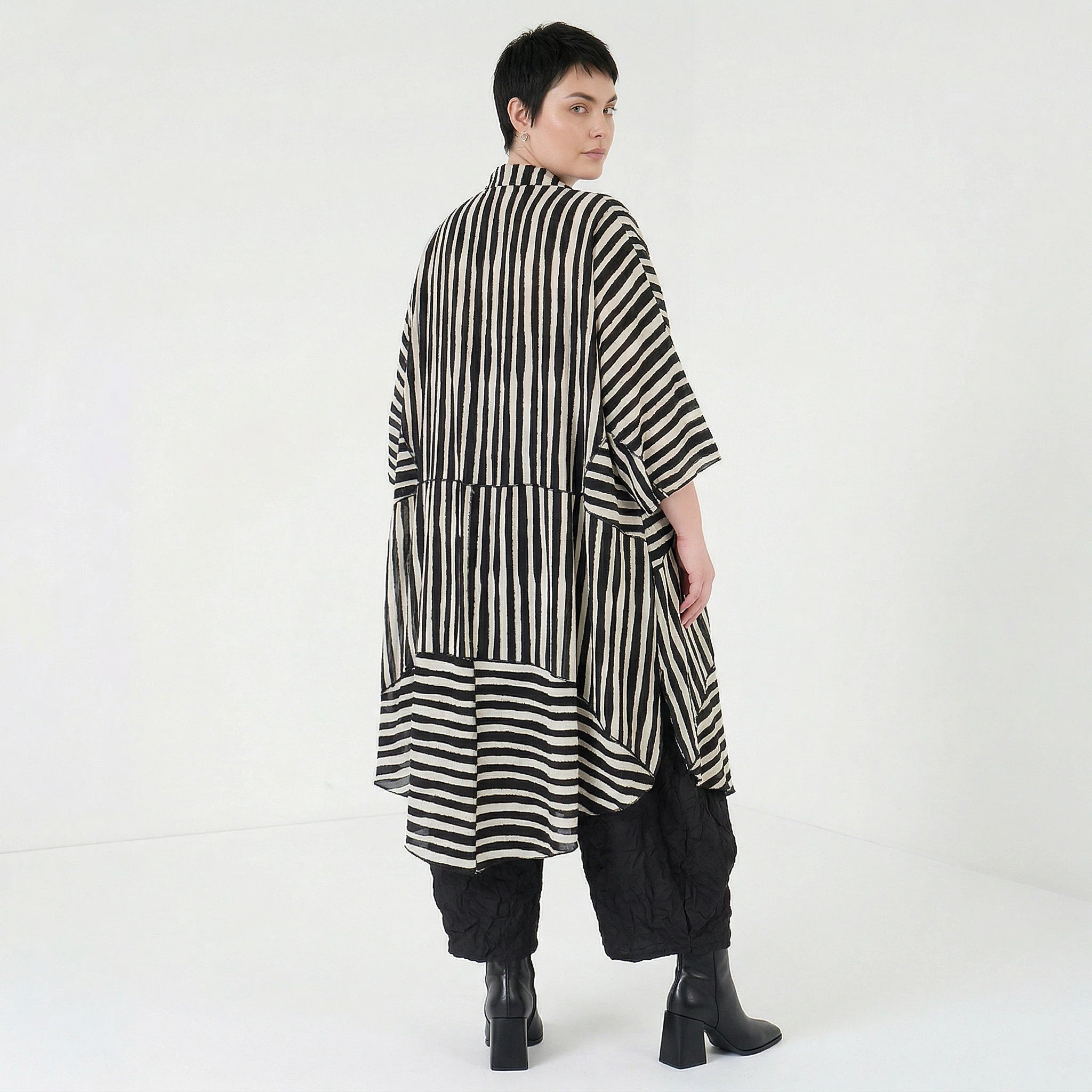 Luftig-leichter Lagenlook Mantel in modischer A-Form aus Baumwolle Viskose mit Blockstreifen, Schwarz/Weiß