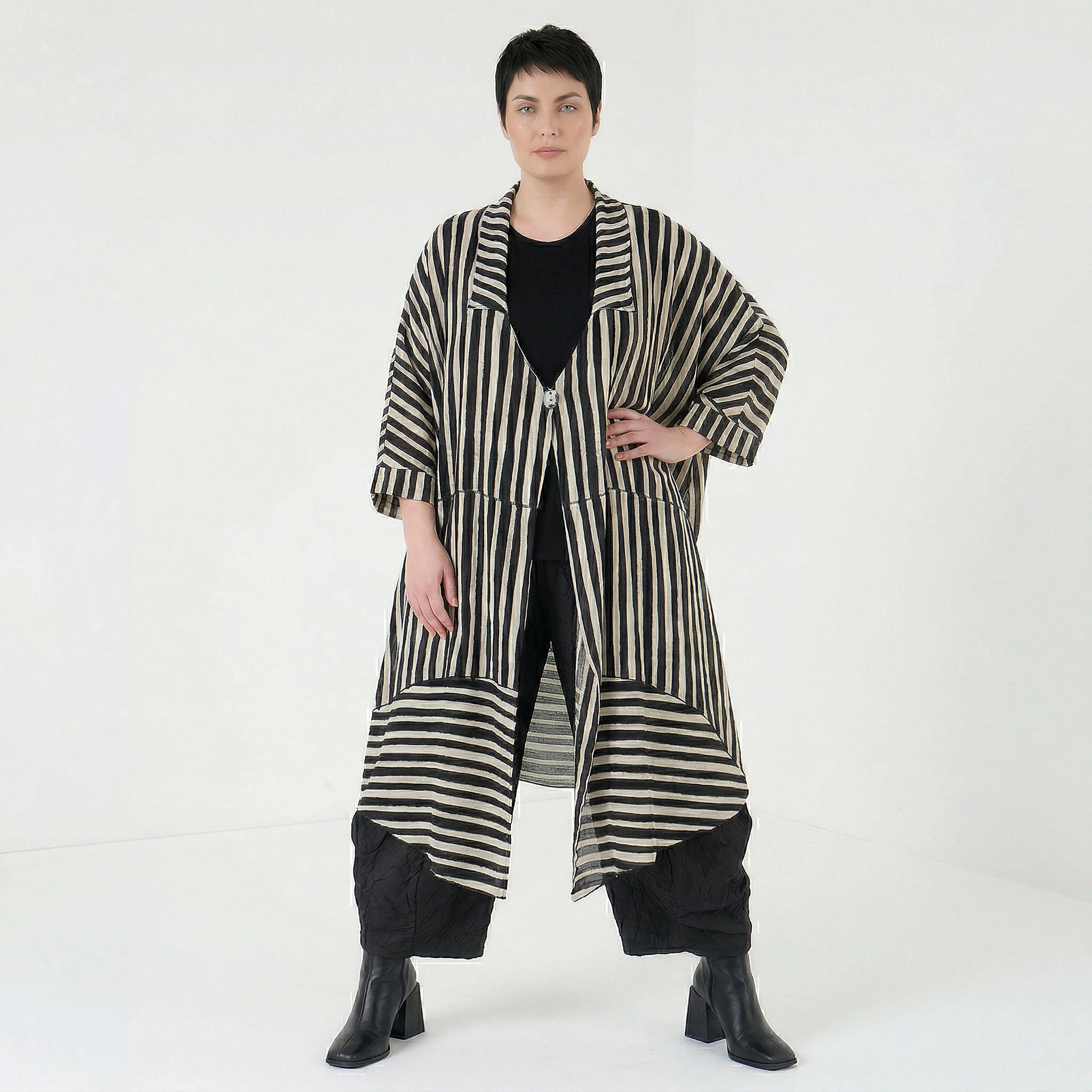 Luftig-leichter Lagenlook Mantel in modischer A-Form aus Baumwolle Viskose mit Blockstreifen, Schwarz/Weiß