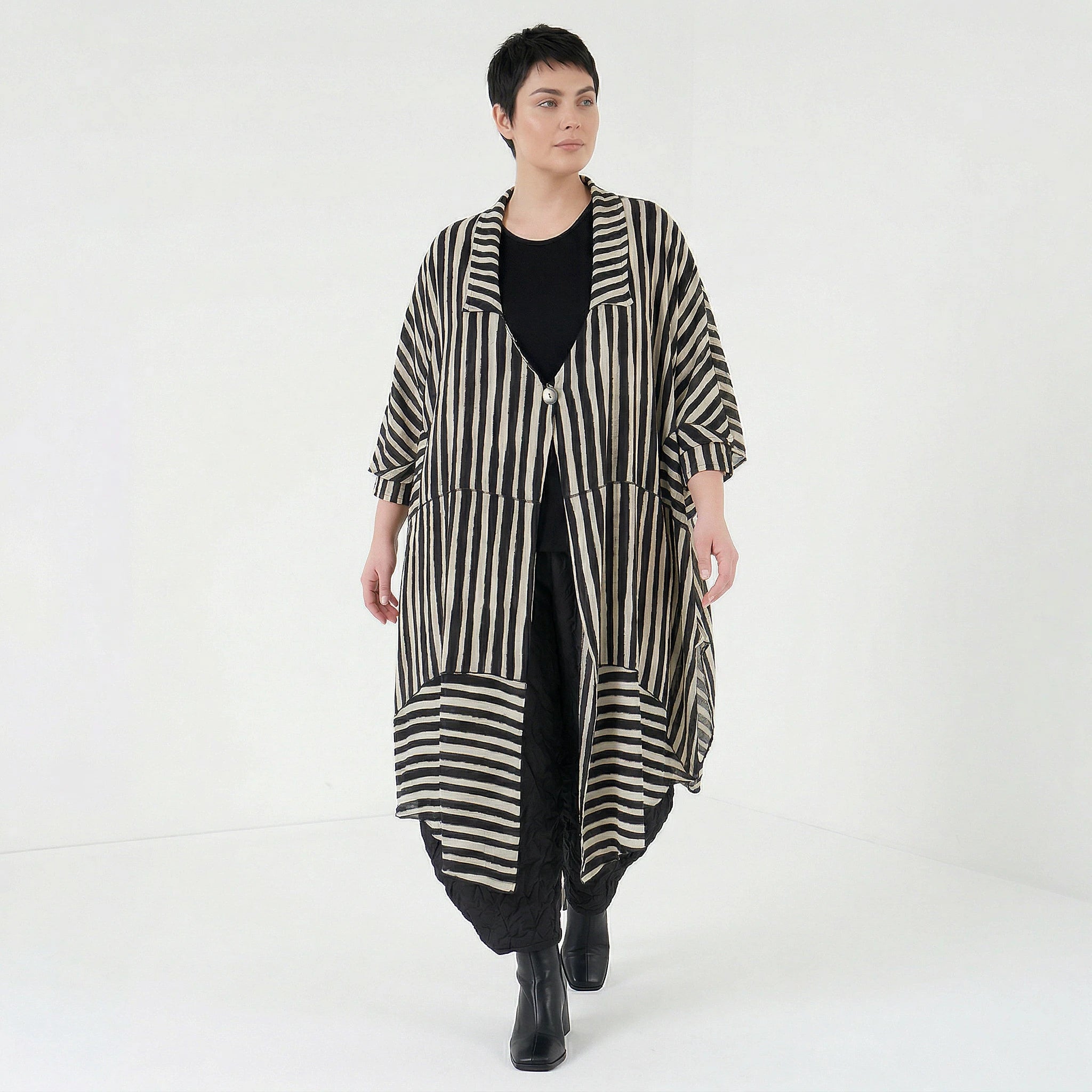 Luftig-leichter Lagenlook Mantel in modischer A-Form aus Baumwolle Viskose mit Blockstreifen, Schwarz/Weiß
