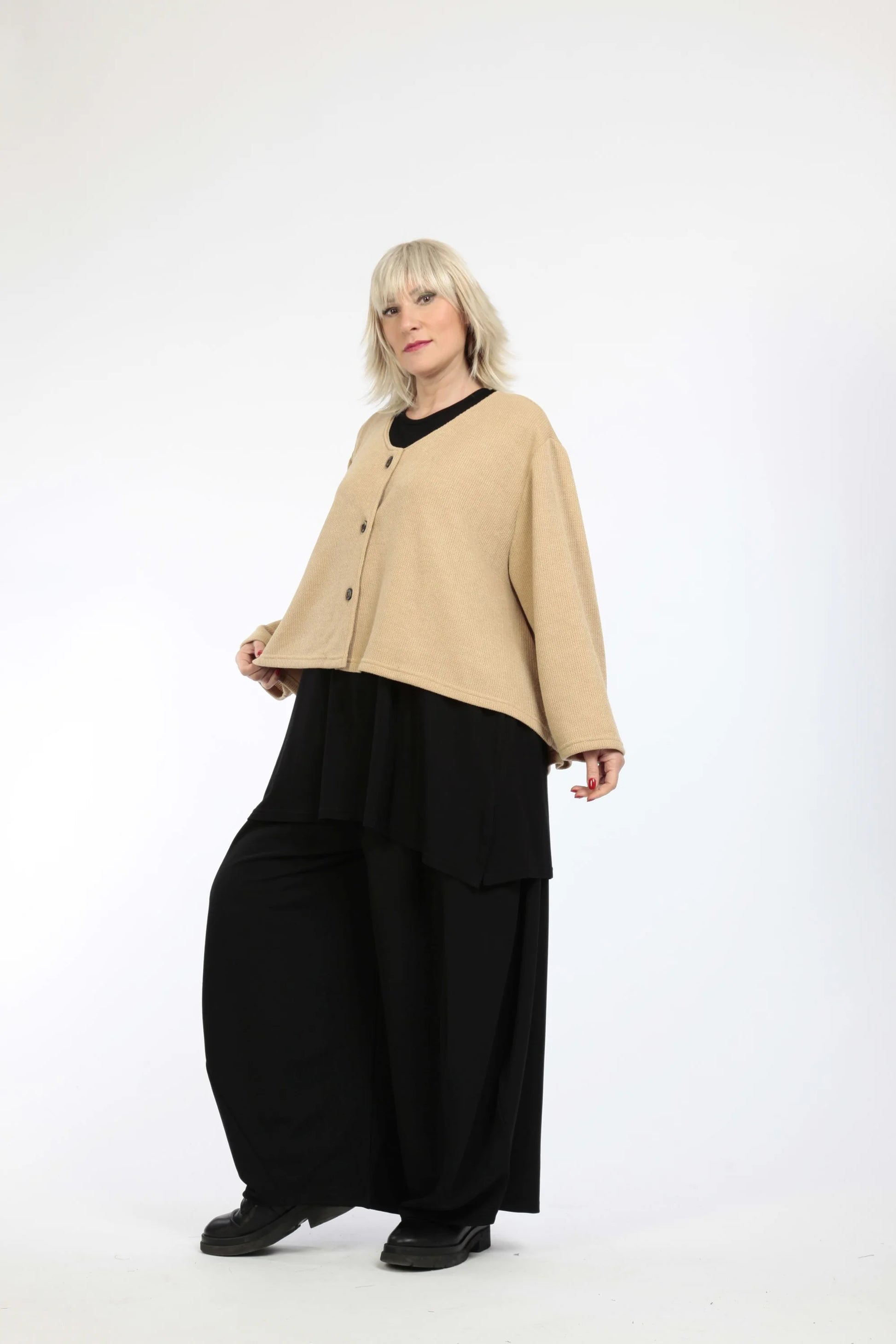  Beige Oversize-Jacke aus weichem und warmem Strickmaterial für stylische Lagenlooks