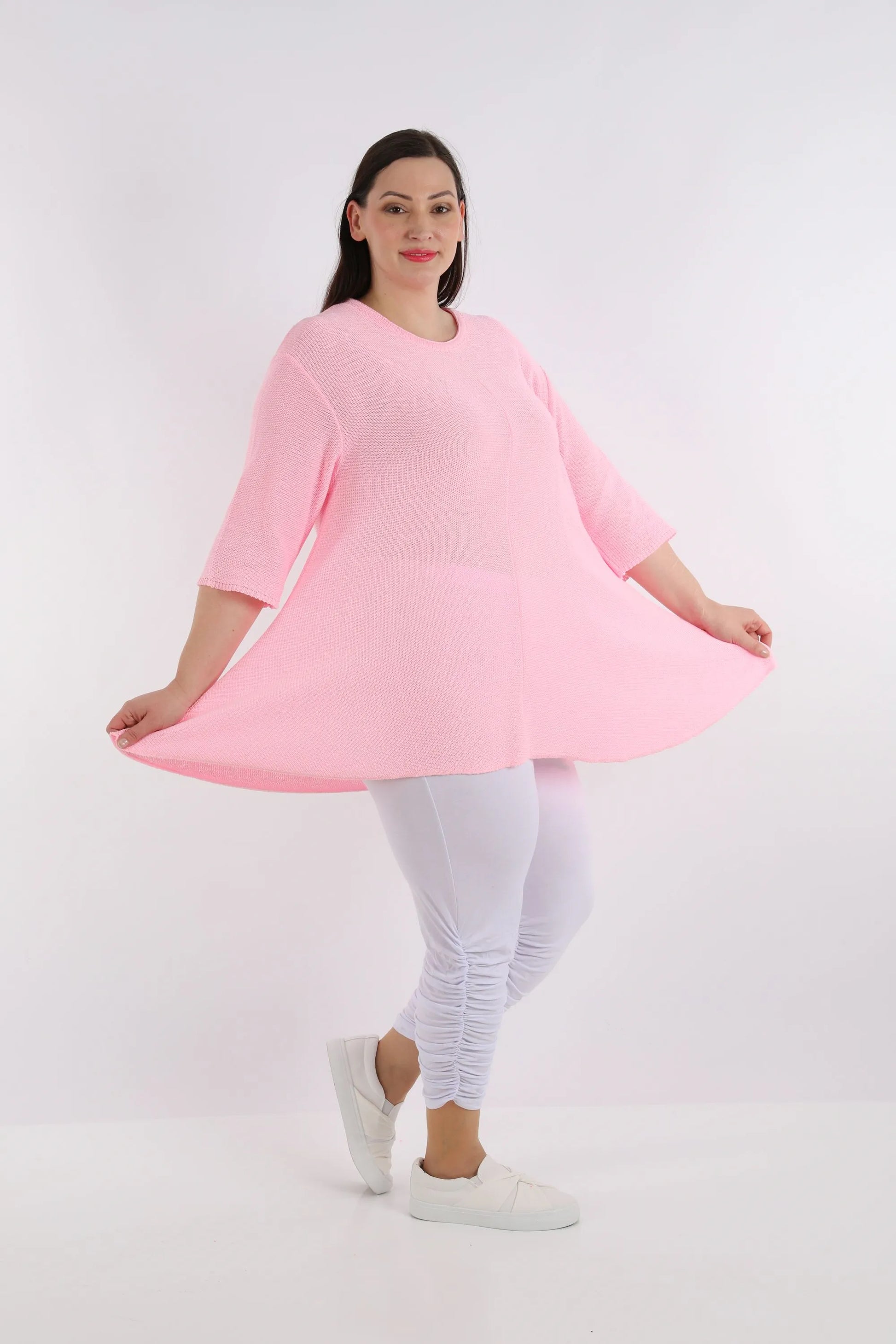  Luftiges Glocken-Shirt in zartem Rosa mit Rundhalsausschnitt und 7/8 Ärmeln für Plus Size Mode