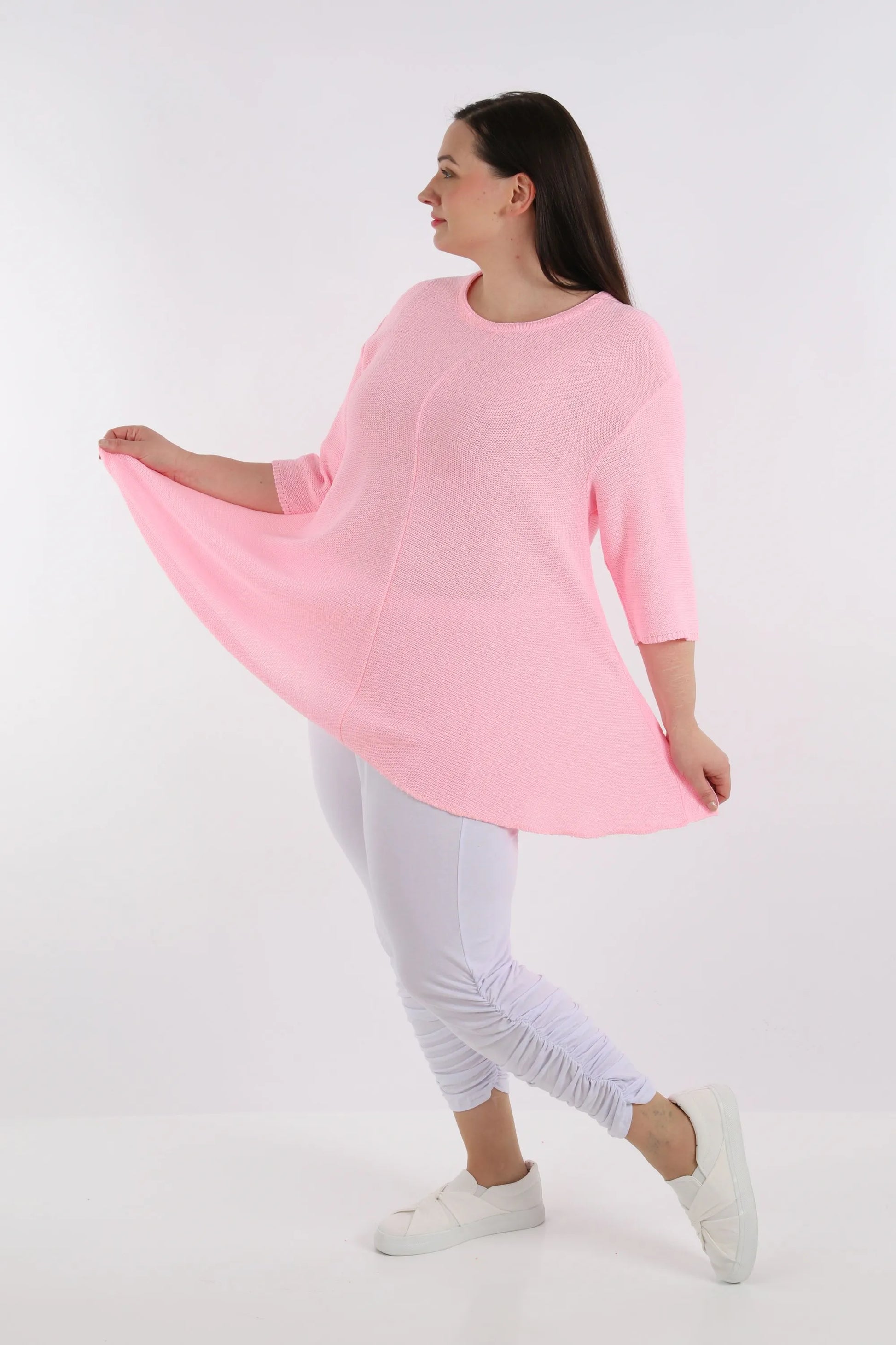  Luftiges Glocken-Shirt in zartem Rosa mit Rundhalsausschnitt und 7/8 Ärmeln für Plus Size Mode