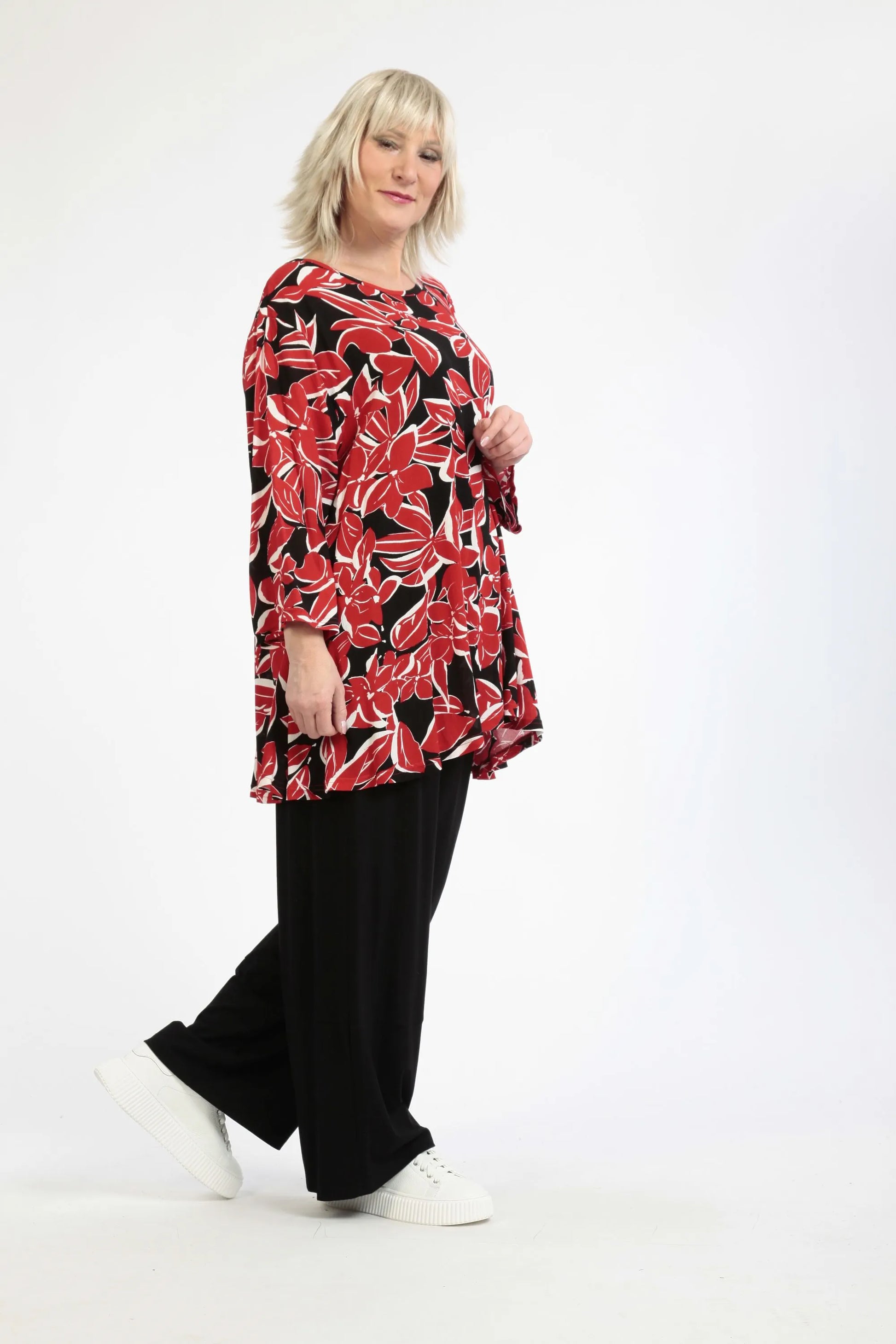  Glocken-Form Shirt mit luftiger Viskose und auffälligem Blumenprint in Rot-Schwarz für Plus Size