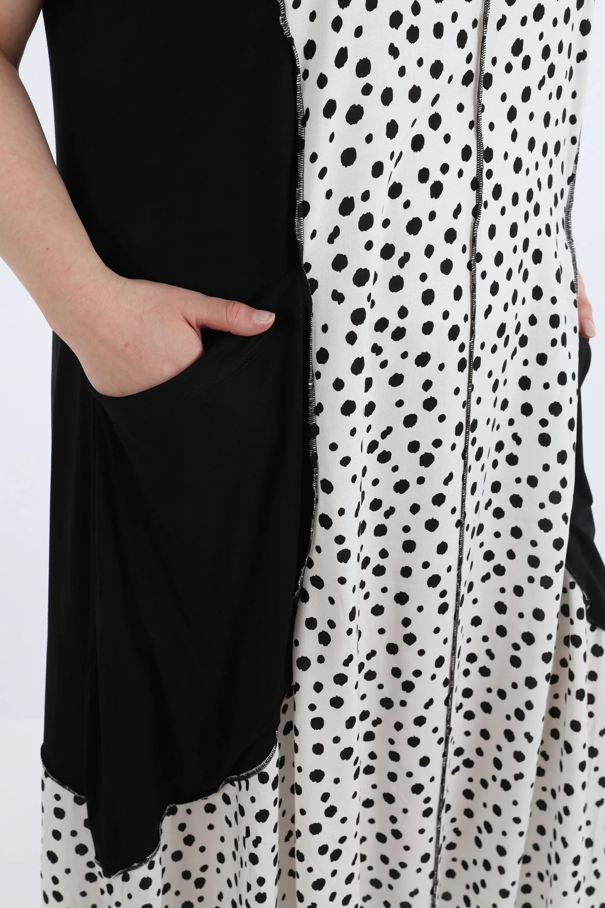  Luftiges Ballonkleid mit modischen Punkten in Schwarz und Weiß, ideal für Plus Size im Lagenlook