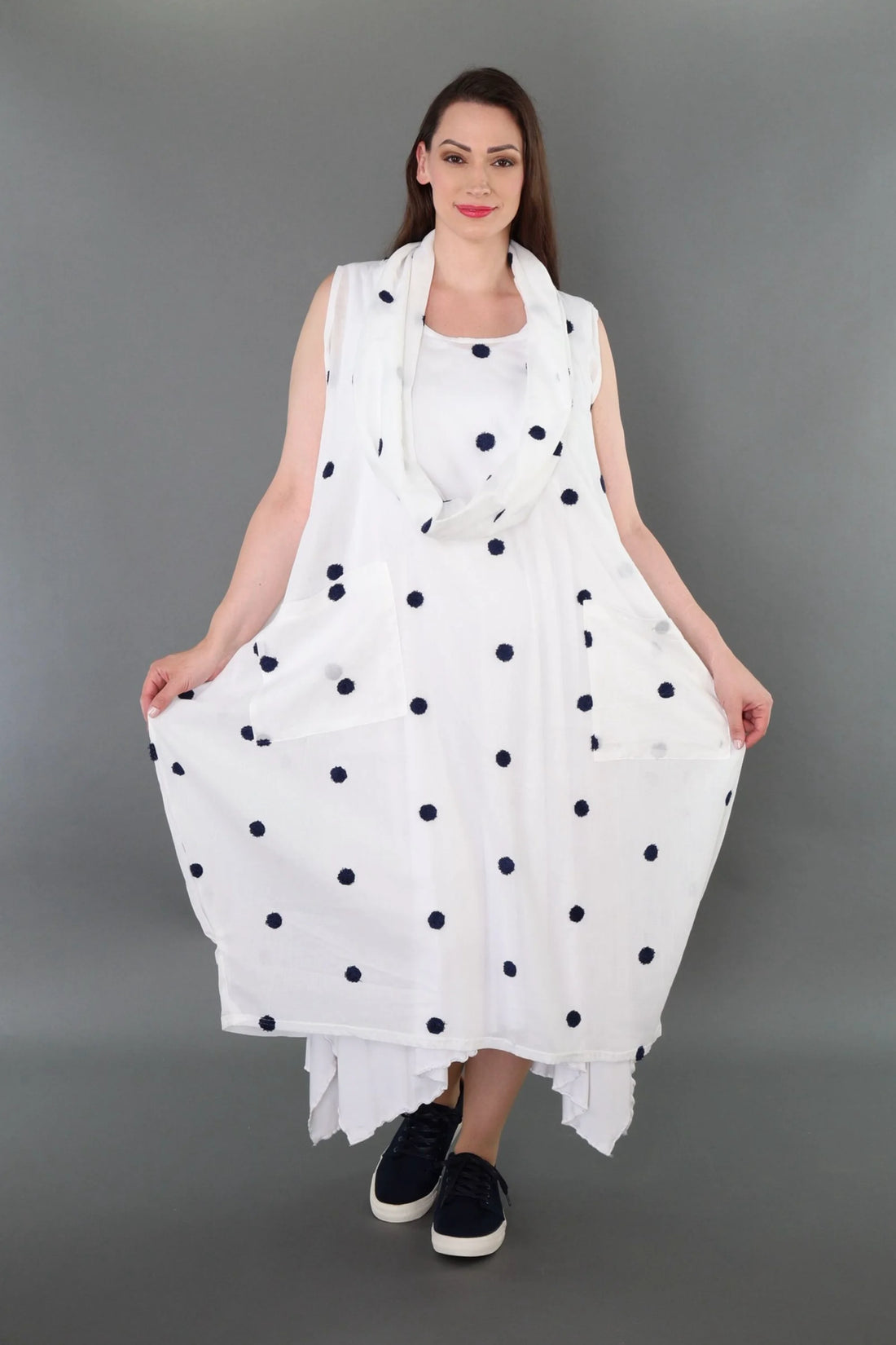  Ballonkleid von AKH Premium aus Baumwolle, P1005.7118, Weiß/Dunkelblau, Punkte, Schick
