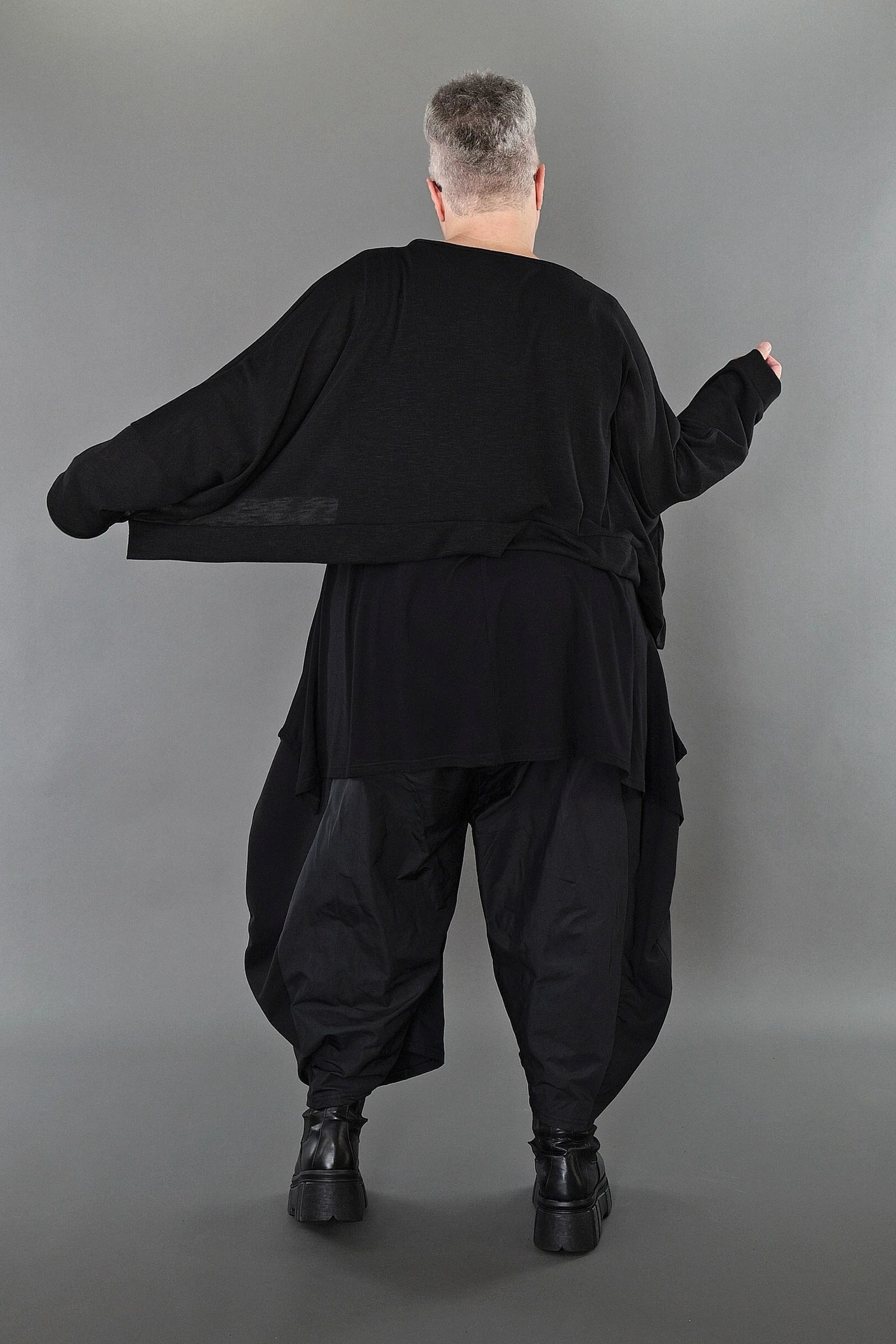  AKH Premium Überwurf in kastiger Form, aus Viskose, P1008.7011, Schwarz, Ausgefallen