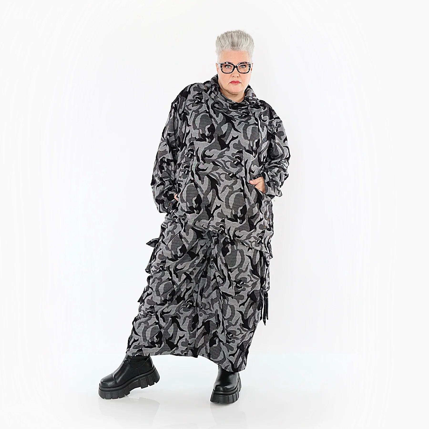  AKH Premium Bigshirt in gerader Form, aus Viskose, P1012.7142, Grau/Schwarz, Wellen, Schick
