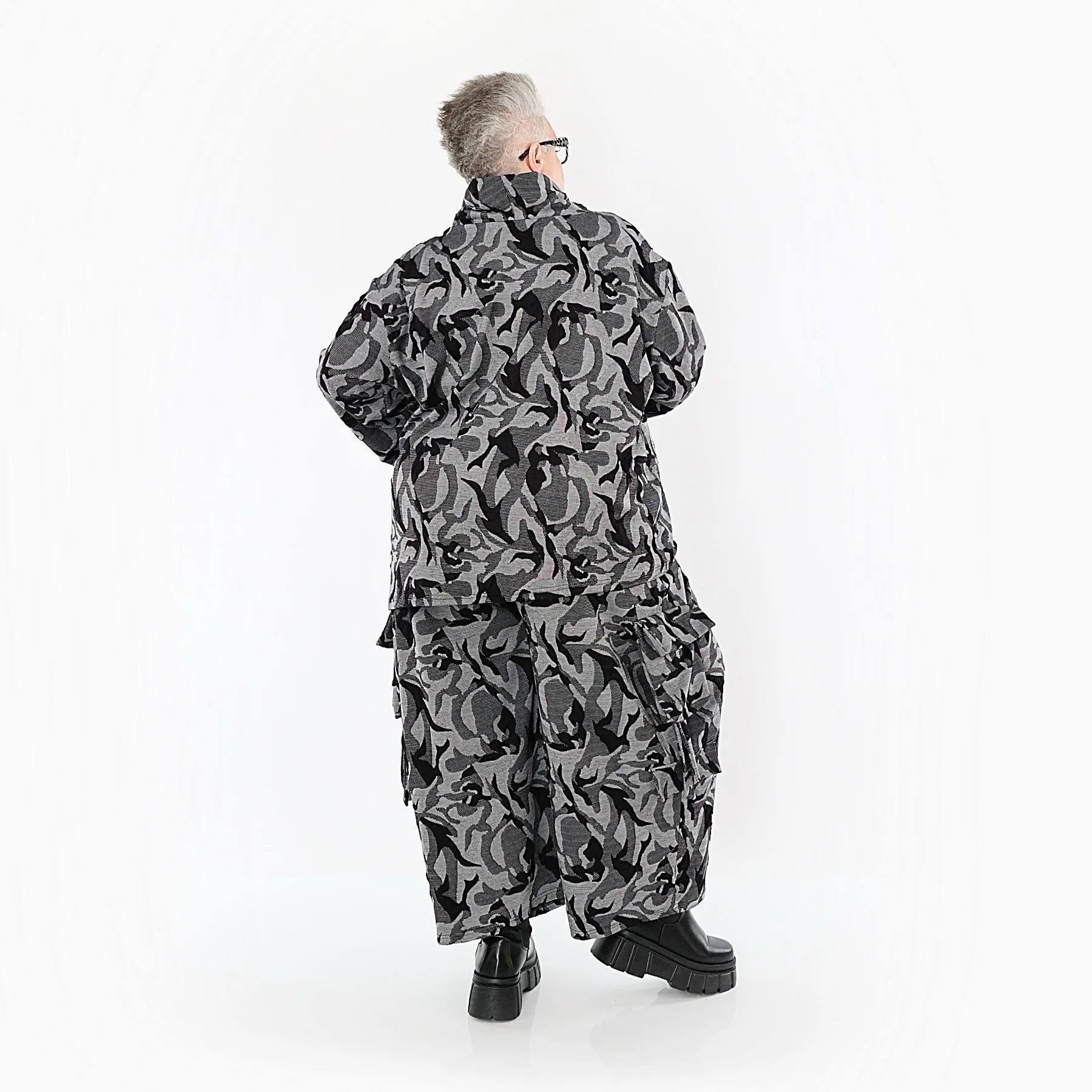 AKH Premium Bigshirt in gerader Form, aus Viskose, P1012.7142, Grau/Schwarz, Wellen, Schick