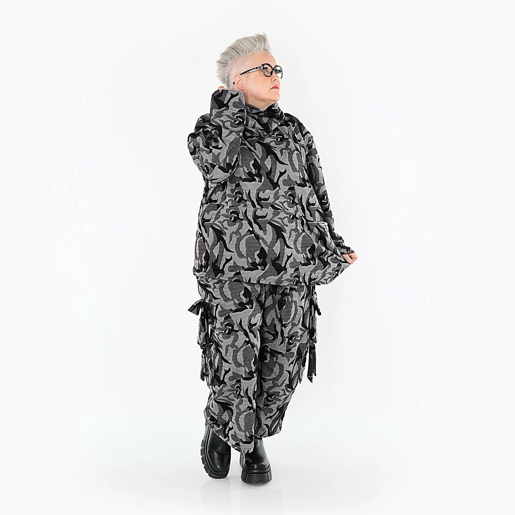  AKH Premium Bigshirt in gerader Form, aus Viskose, P1012.7142, Grau/Schwarz, Wellen, Schick