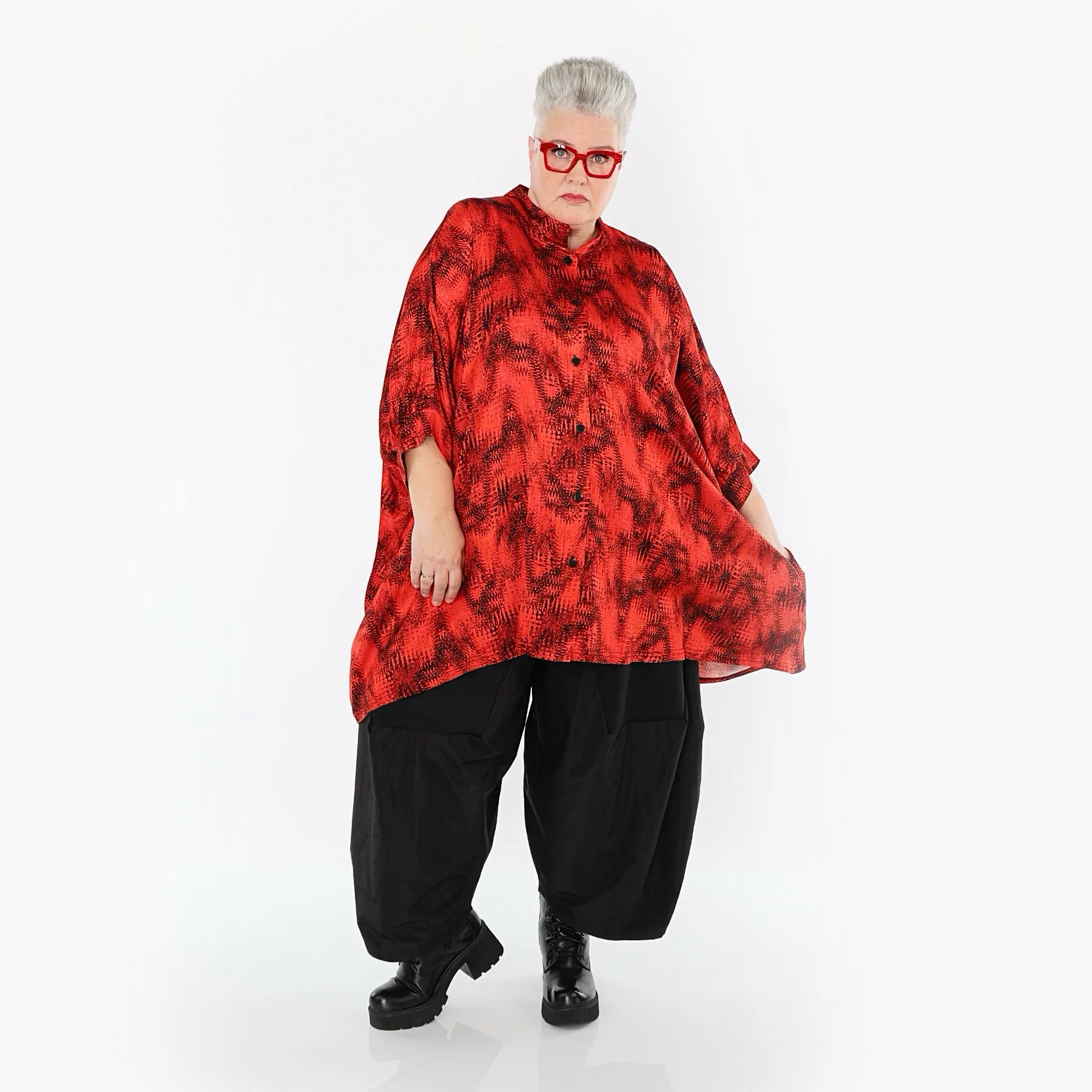  AKH Premium Bluse in kastiger Form, aus Viskose, P1015.7116, Rot/Schwarz, Grafik, Schick