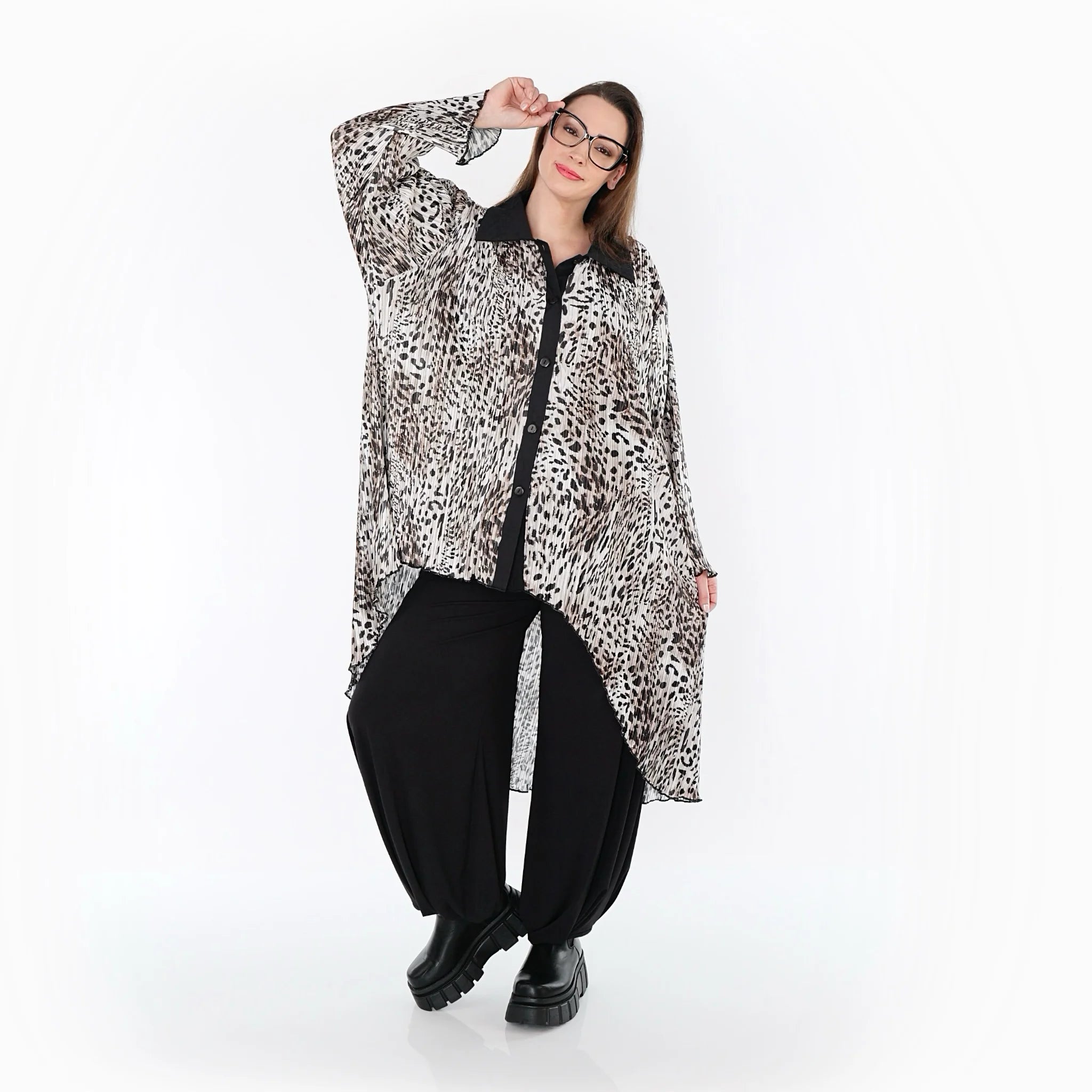  AKH Premium Bluse in Vokuhila-Form, aus Polyester, P1018.7149, Ecru/Braun/Schwarz, Schick