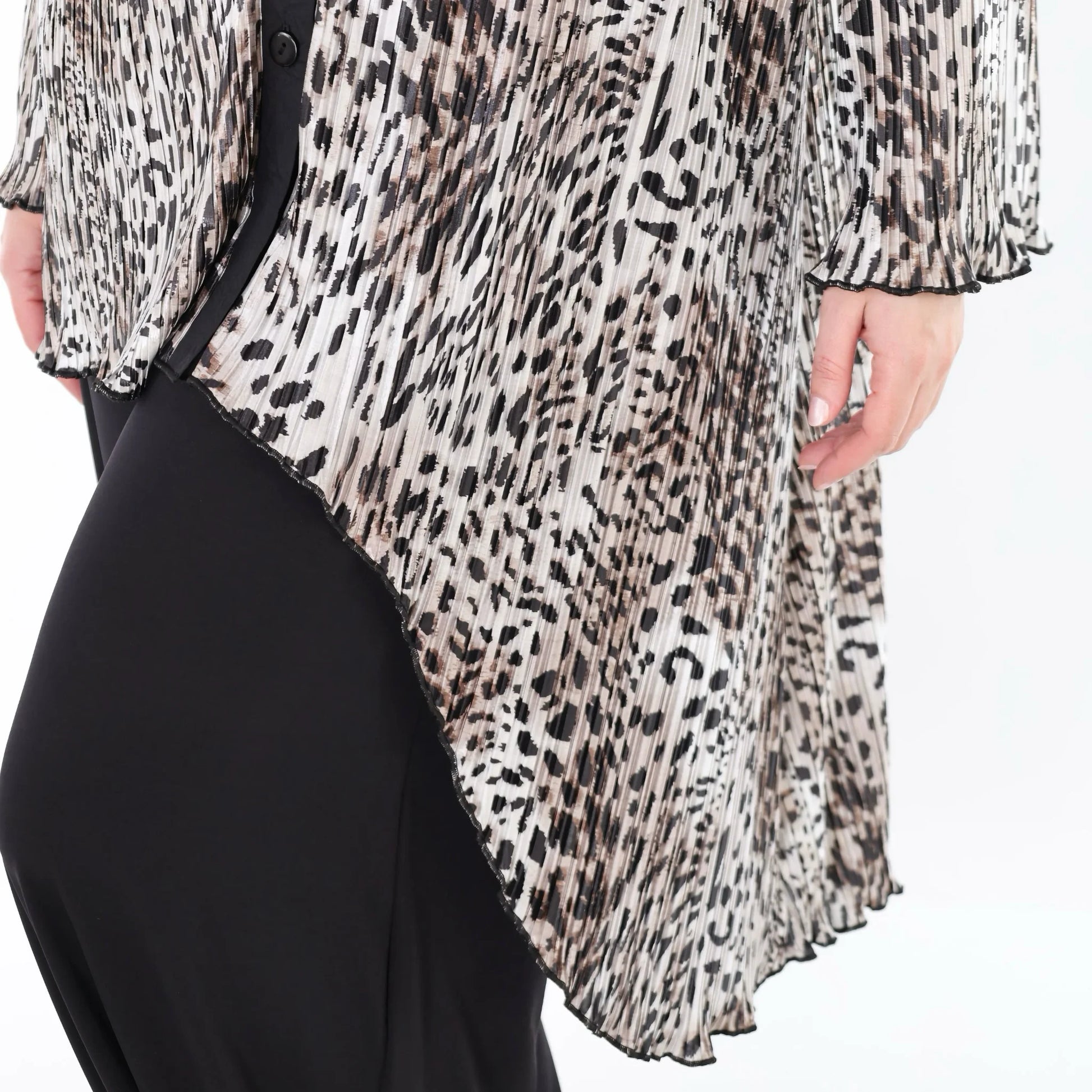  AKH Premium Bluse in Vokuhila-Form, aus Polyester, P1018.7149, Ecru/Braun/Schwarz, Schick