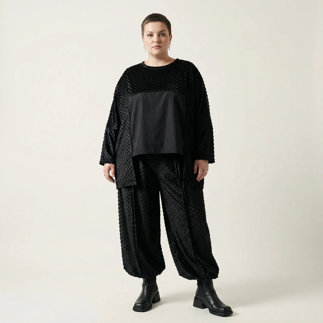  AKH Premium Bigshirt in kastiger Form, aus Materialmix, P1030.7173, Schwarz, Punkte, Schick