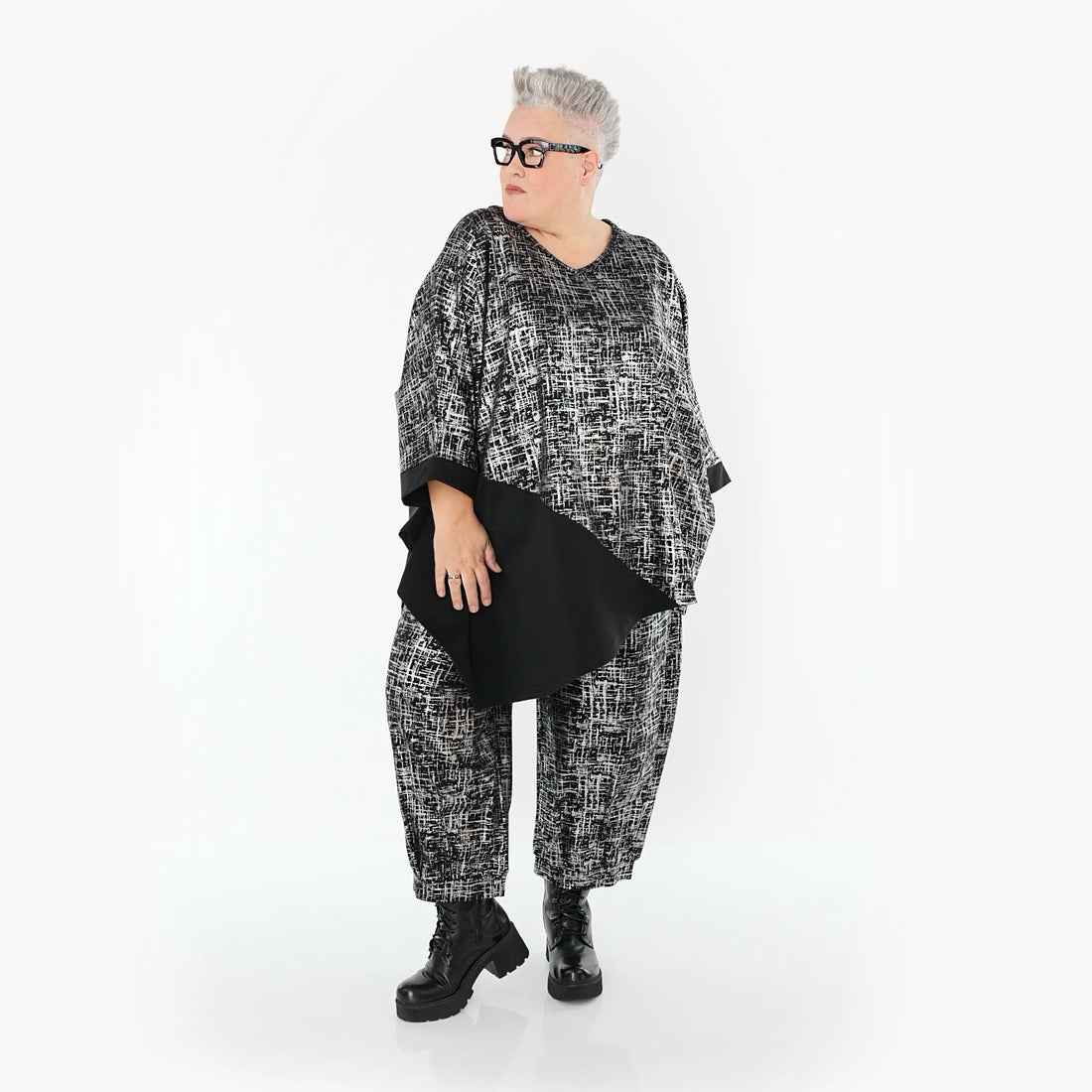  AKH Premium Bigshirt in asymmetrischer Form, aus Viskose, P107159, Schwarz/Silber, Schick