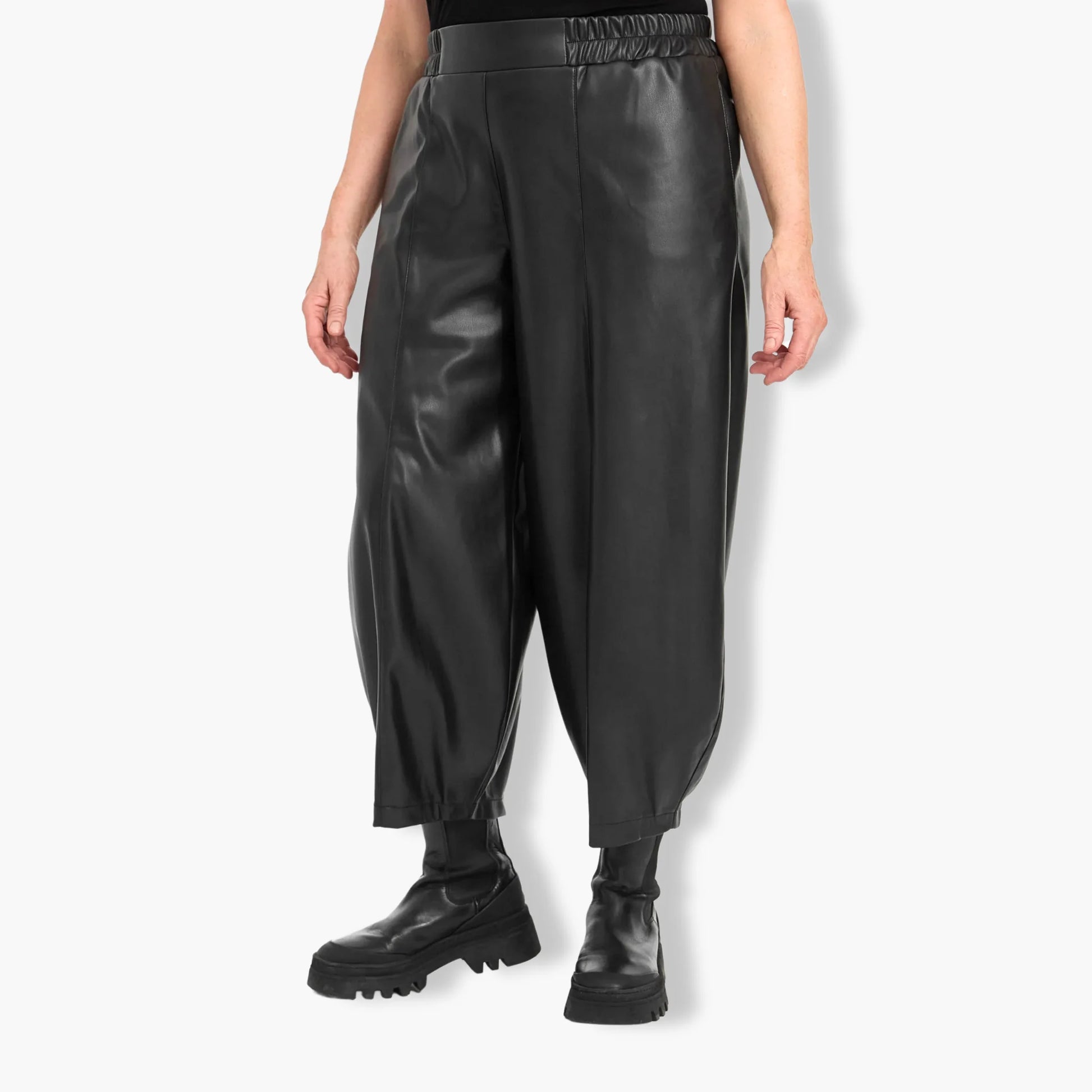  Stylische schwarze Ballonhose aus Viskose in 7/8 Länge für curvy Größen im Lagenlook