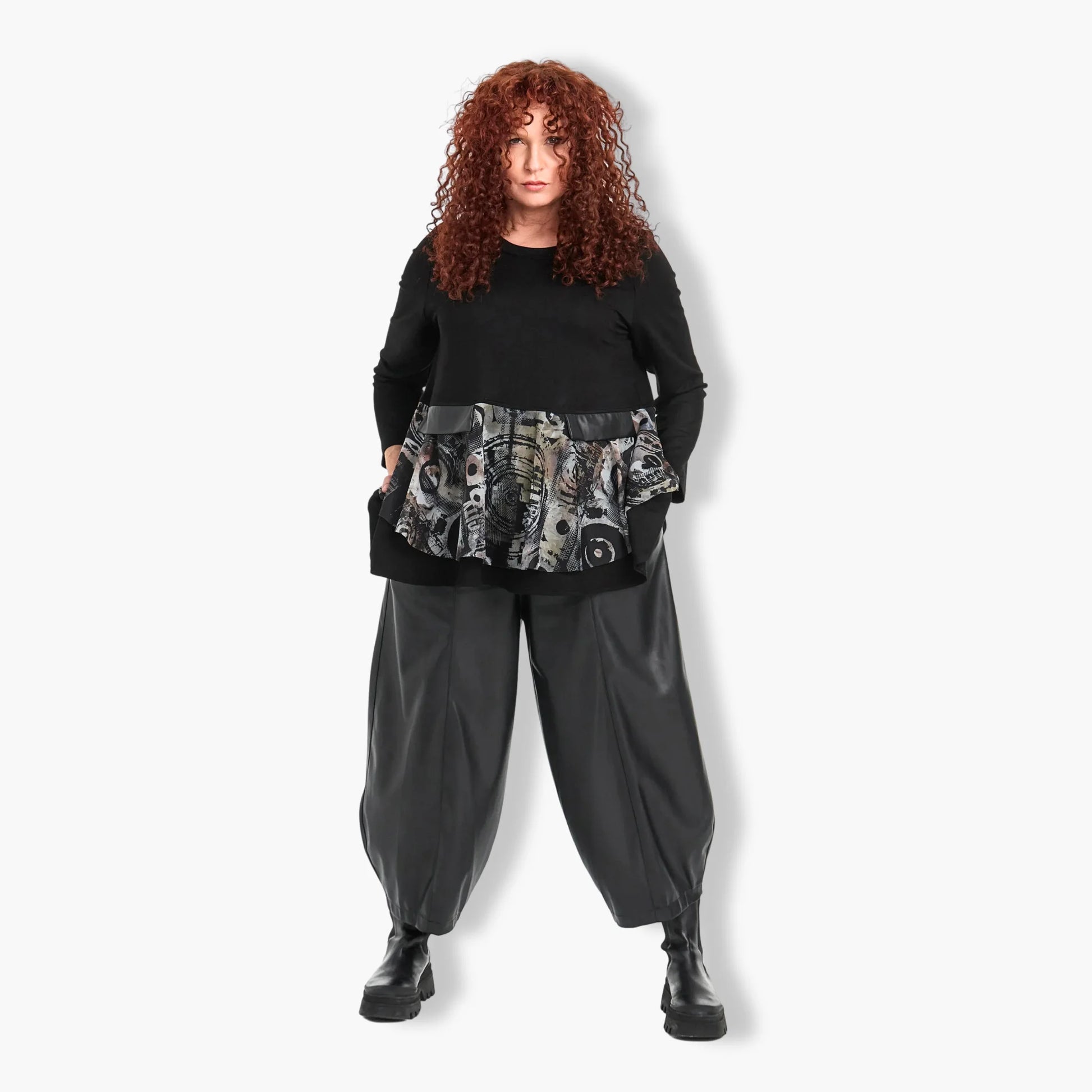  Stylische schwarze Ballonhose aus Viskose in 7/8 Länge für curvy Größen im Lagenlook