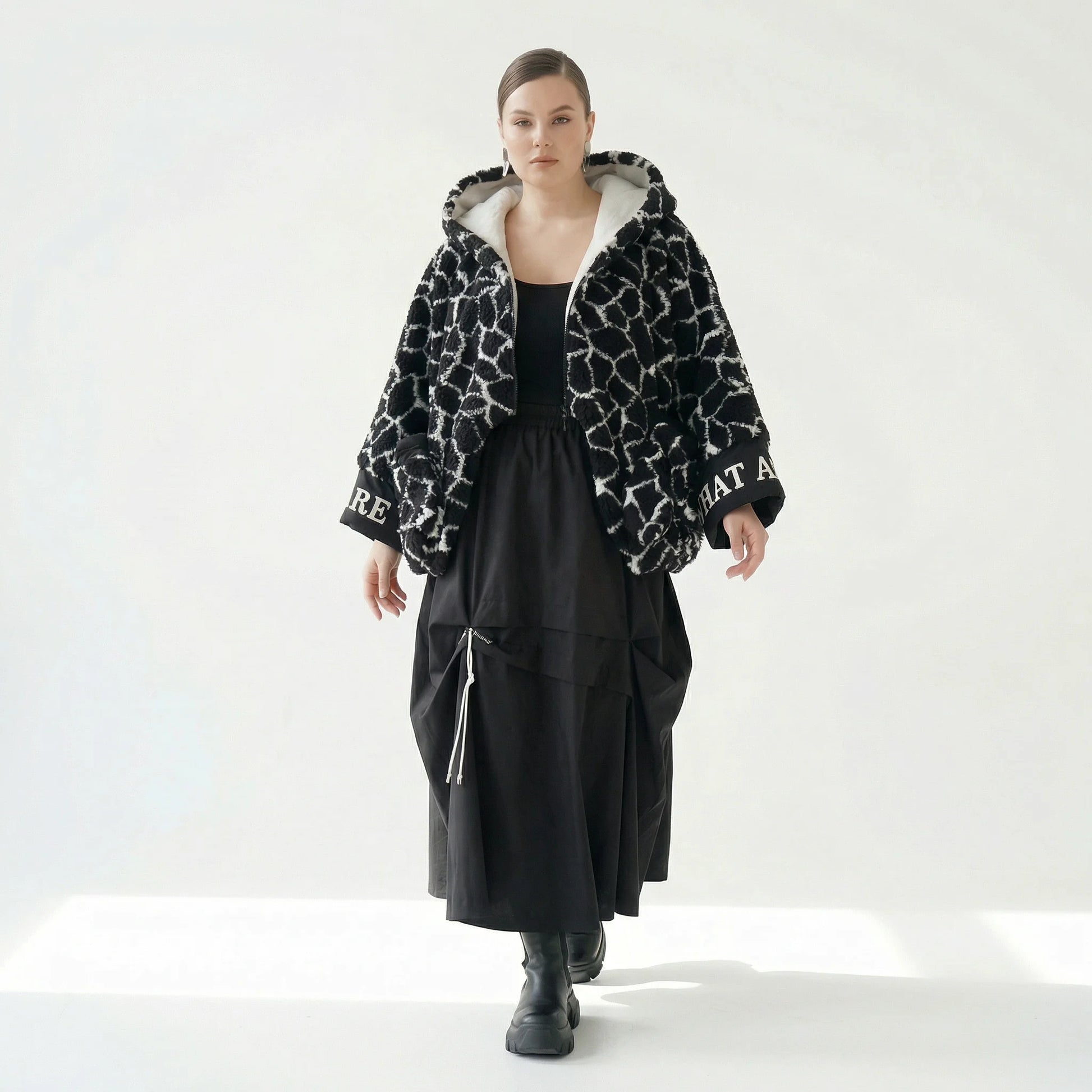  H4 Fashion Jacke in gerader Form, aus Polyamid, 2368, Schwarz, Animal, Ausgefallen, Schick