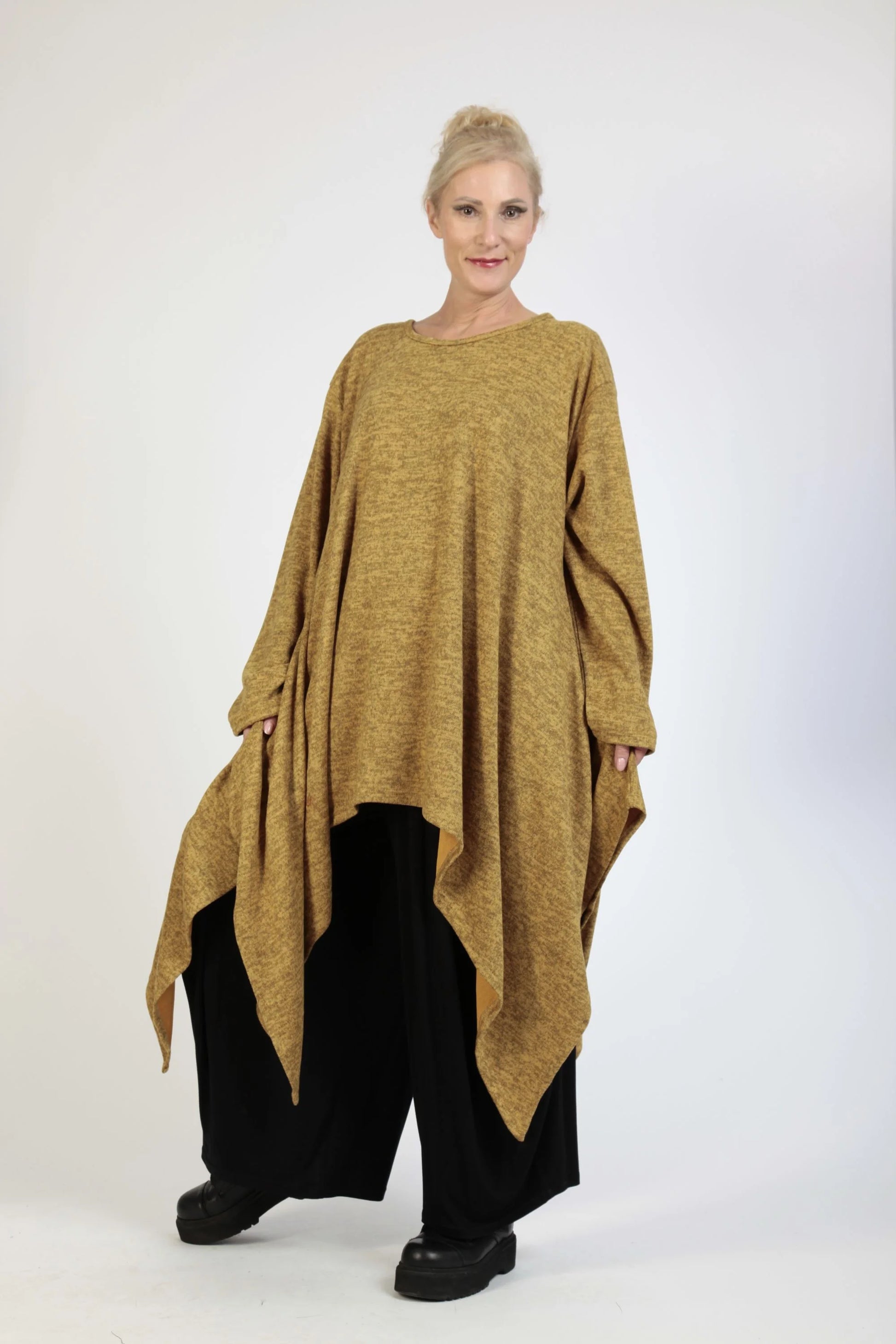  Oversize Zipfelshirt in melierter Senf-Optik aus weichem Strick für warme Herbsttage