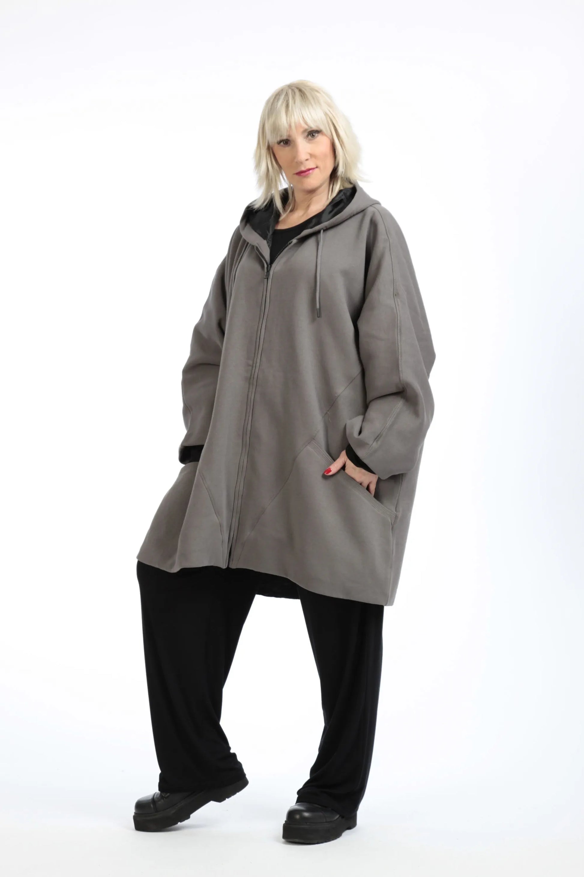  Stilvolle graue Jacke aus weichem Fleece für lässigen Lagenlook in Plus-Size Fashion