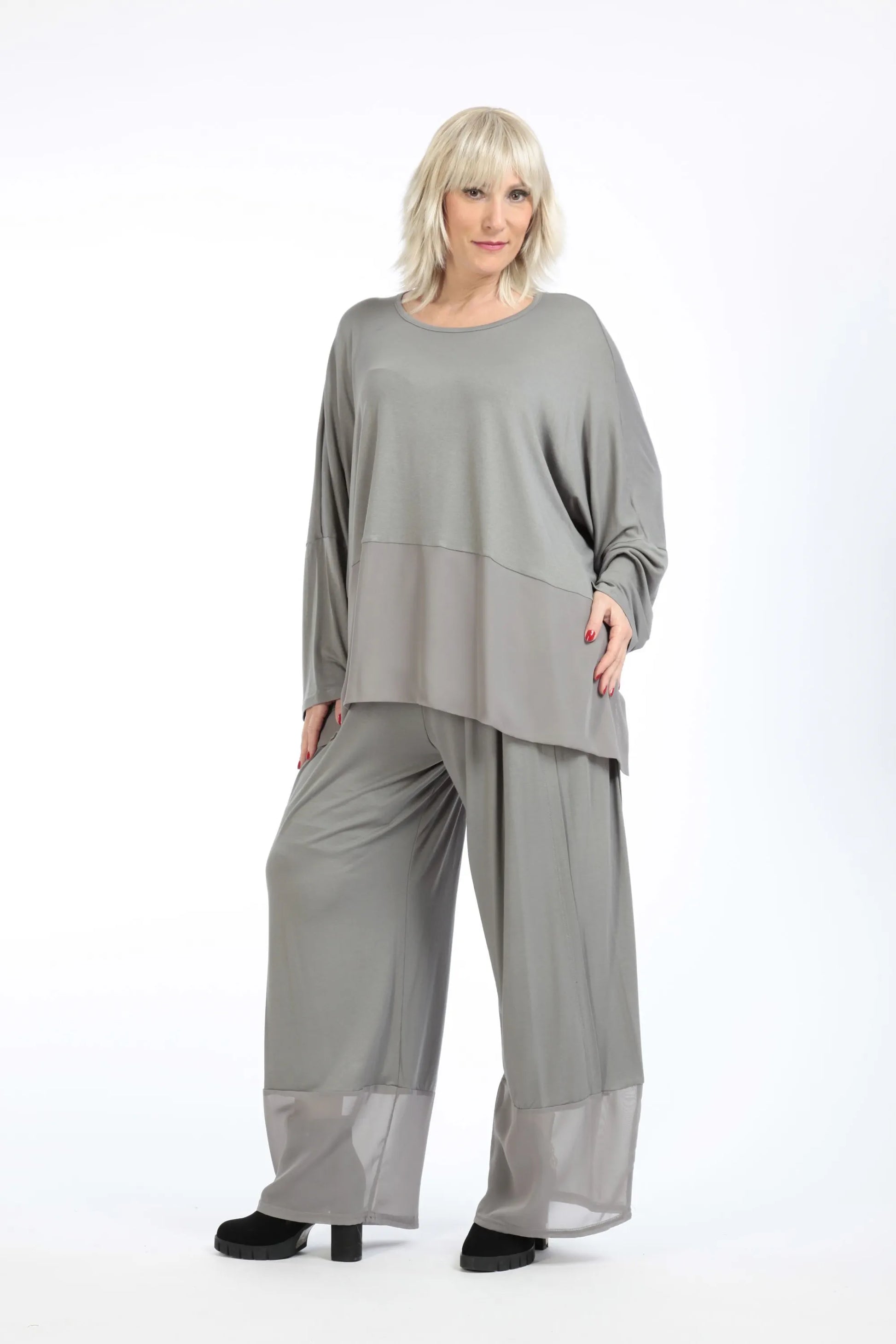  Elegante Hose in unifarbenem Grau mit komfortablem elastischen Bund und feinem Chiffon-Besatz