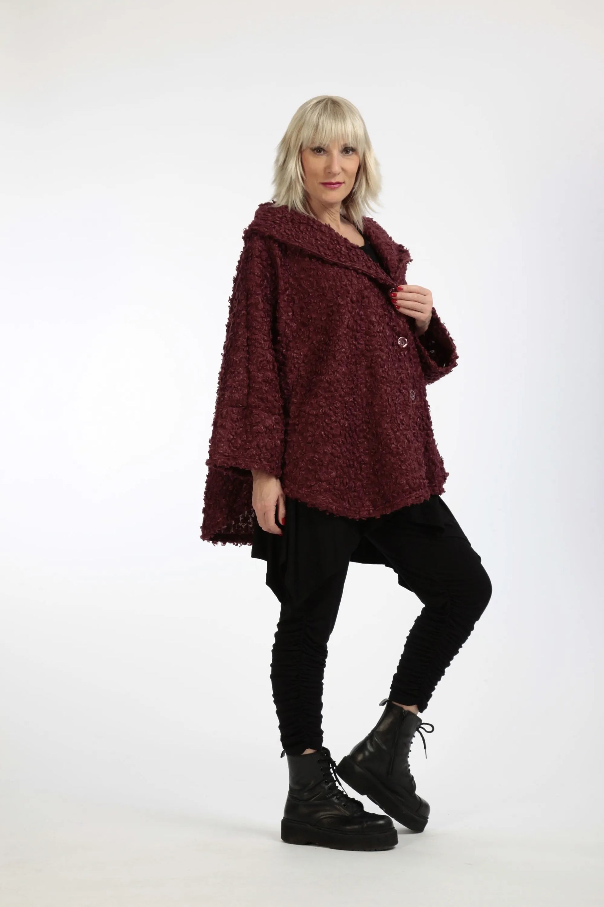  Stilvolle Jacke im Lagenlook aus flauschigem Boucle in elegantem Bordeaux für die kühle Jahreszeit