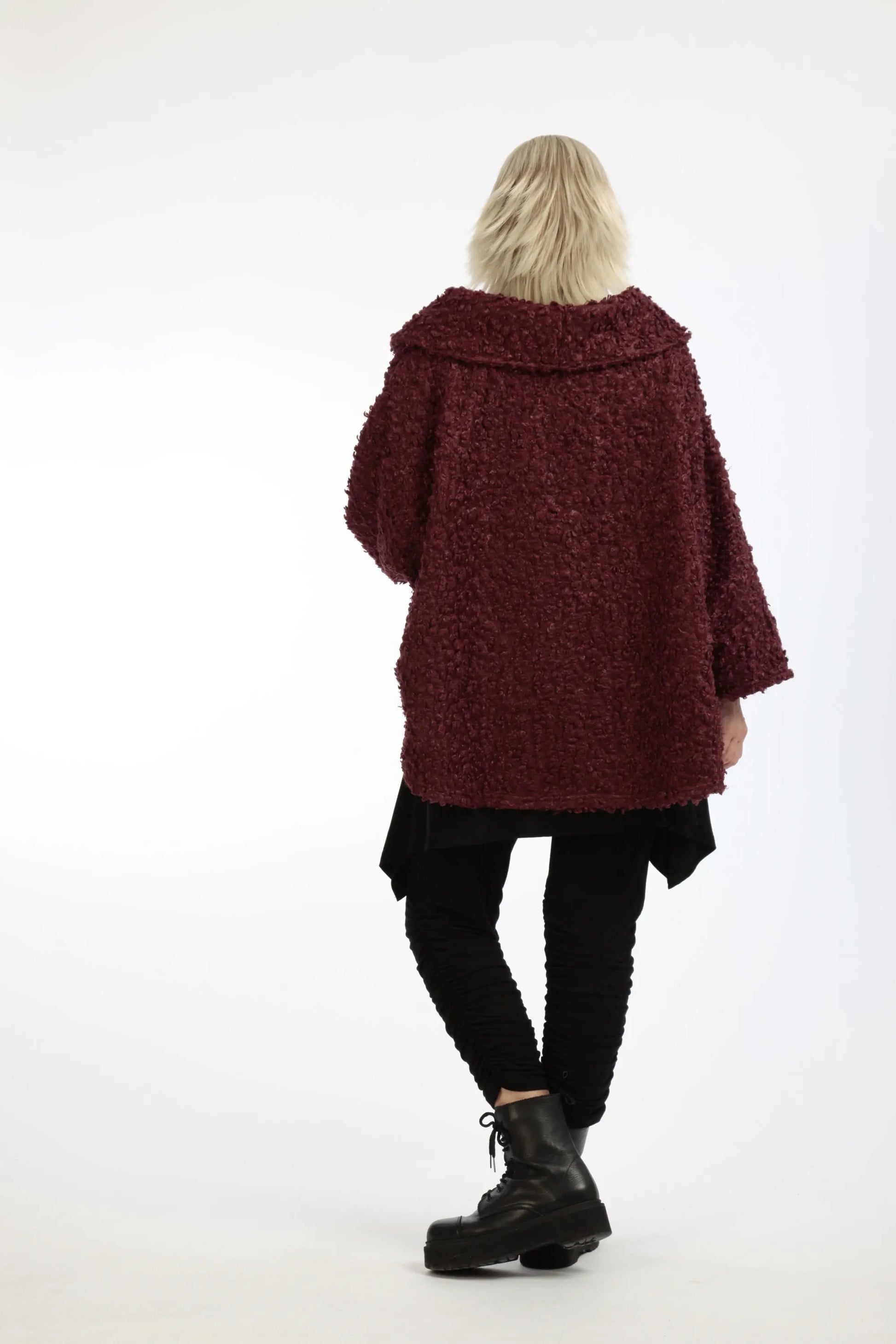  Stilvolle Jacke im Lagenlook aus flauschigem Boucle in elegantem Bordeaux für die kühle Jahreszeit