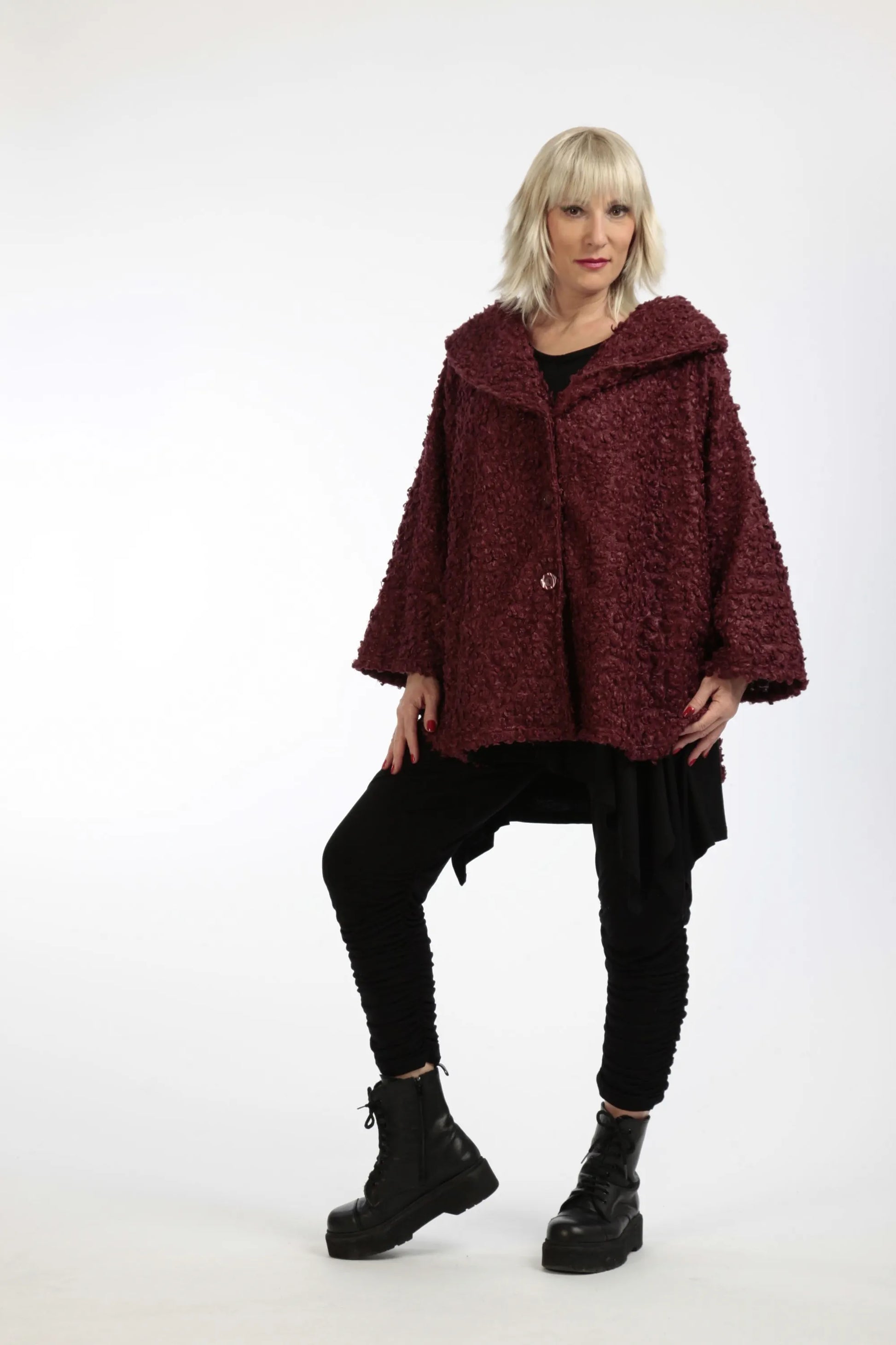  Stilvolle Jacke im Lagenlook aus flauschigem Boucle in elegantem Bordeaux für die kühle Jahreszeit