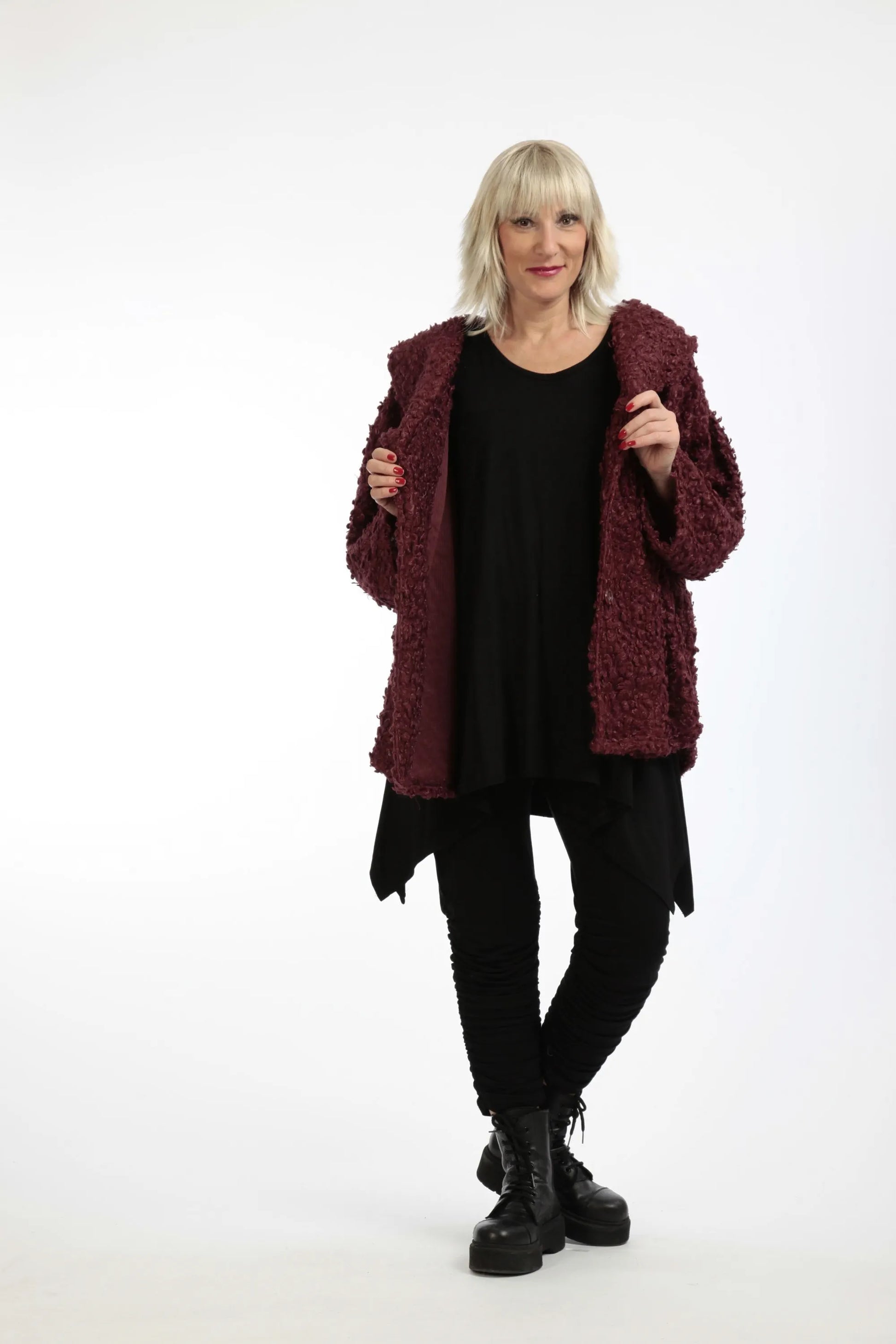  Stilvolle Jacke im Lagenlook aus flauschigem Boucle in elegantem Bordeaux für die kühle Jahreszeit