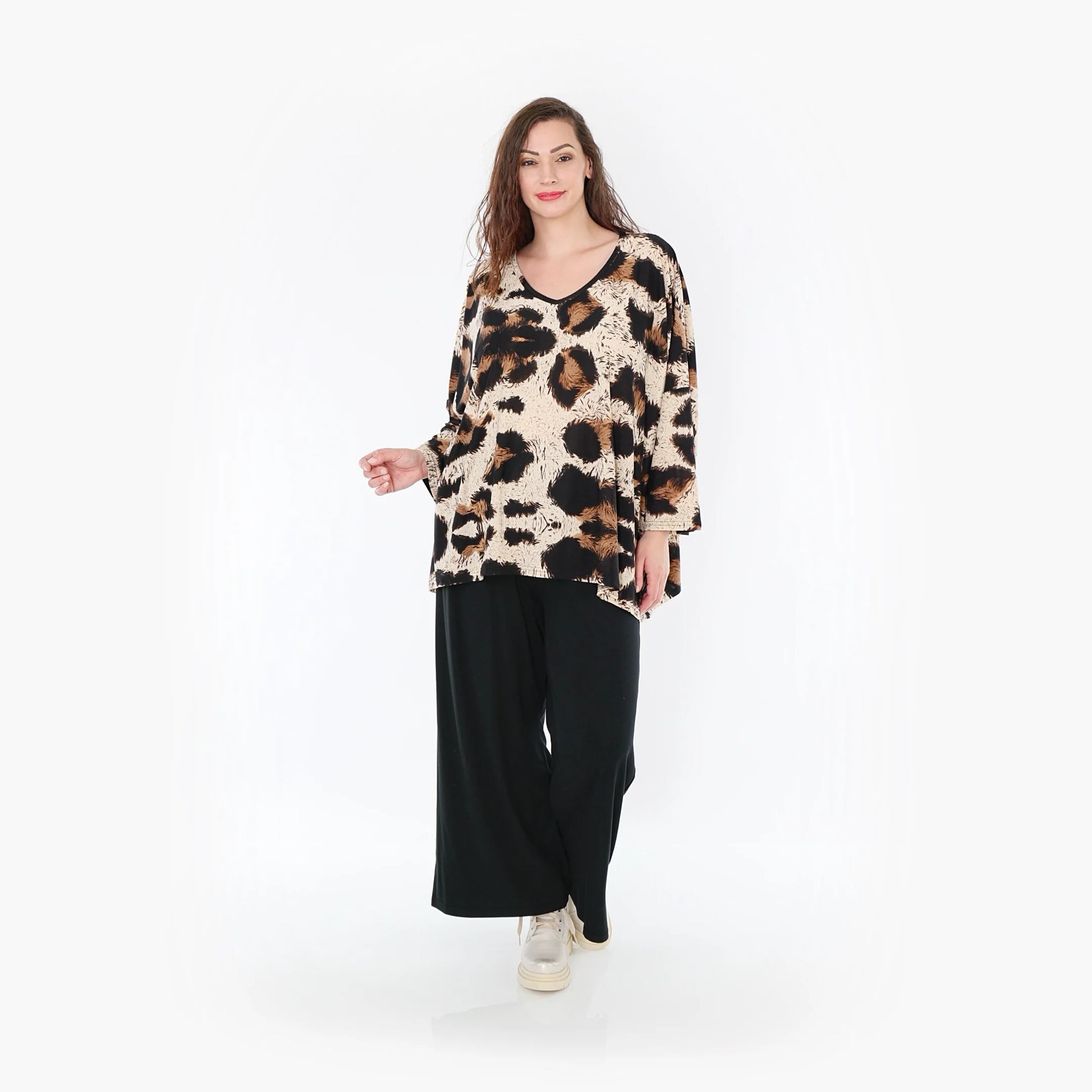  Stylisches Oversize-Shirt in trendigem Leopardenmuster mit bequemem V-Ausschnitt für Curvy Fashion