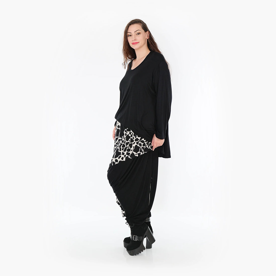  Lässige Haremshose mit modernem Leoparden-Design in Schwarz-Ecru für Kurven und Plus Size