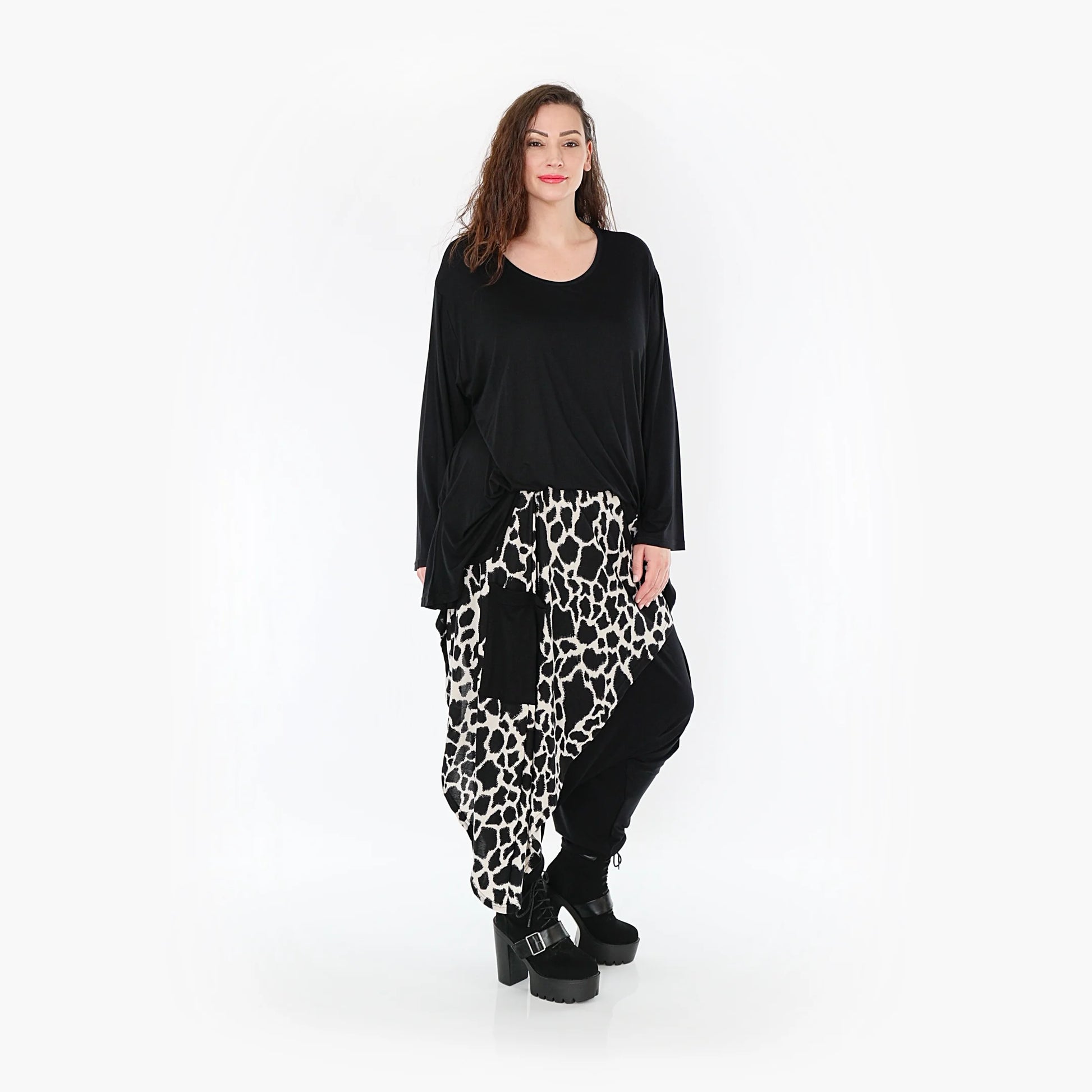  Lässige Haremshose mit modernem Leoparden-Design in Schwarz-Ecru für Kurven und Plus Size