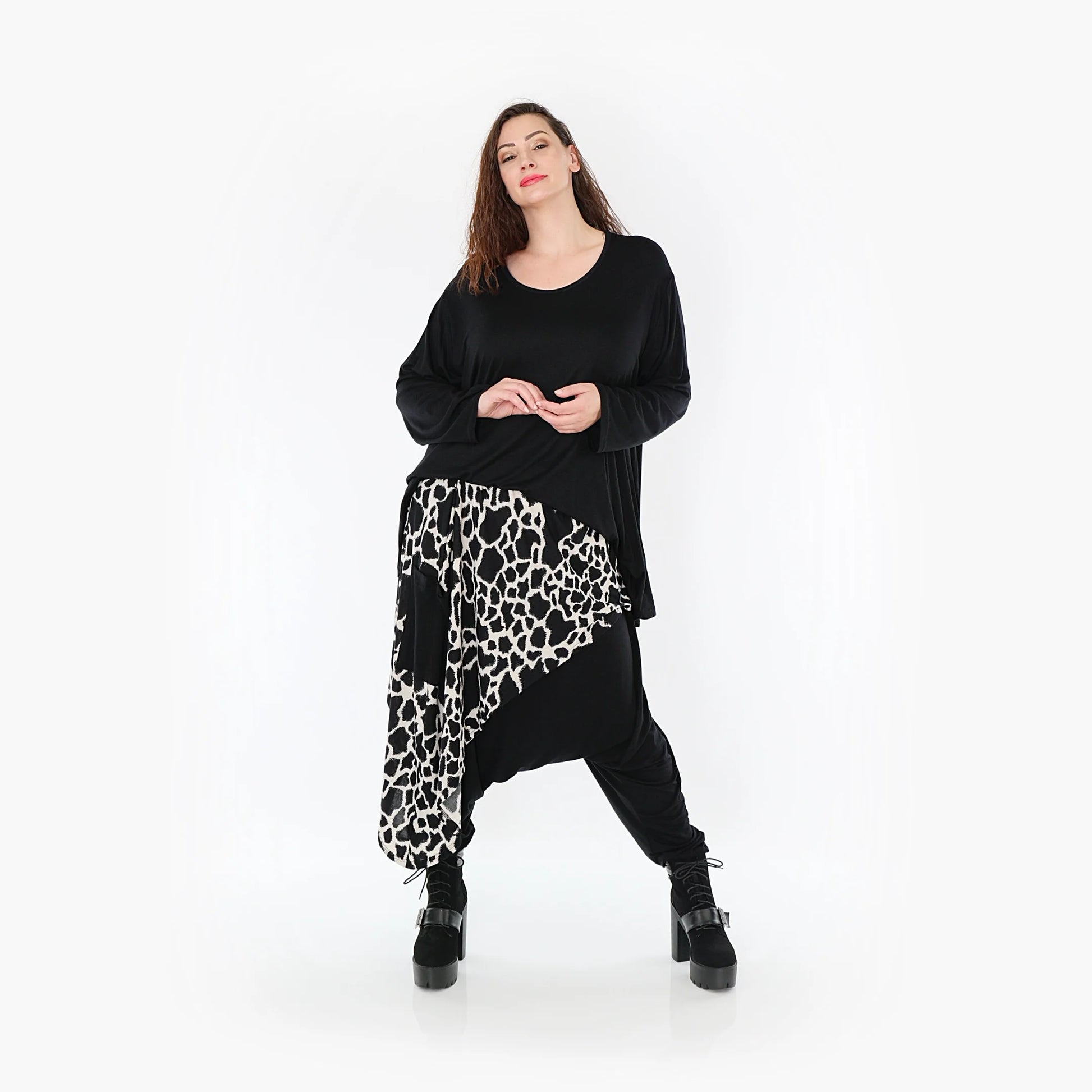  Lässige Haremshose mit modernem Leoparden-Design in Schwarz-Ecru für Kurven und Plus Size