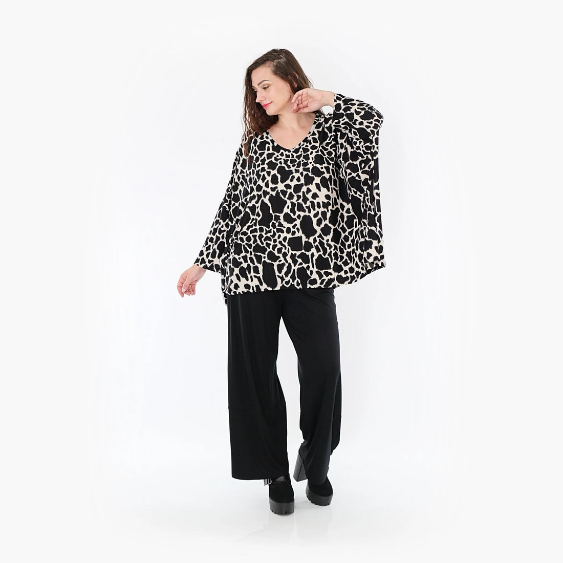  Elegantes Oversize-Shirt in Schwarz-Ecru mit Leopardenmuster für Curvy-Fashion-Liebhaberinnen