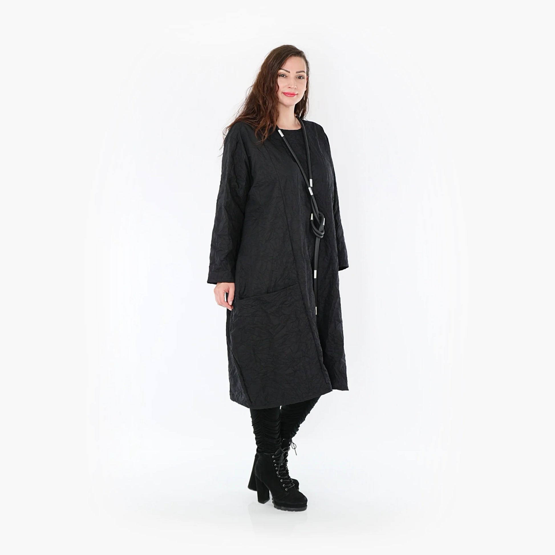  Schwarzes zeitloses Kleid mit geradem Schnitt und langen Ärmeln, perfekt für Plus Size und Curvy Fashion