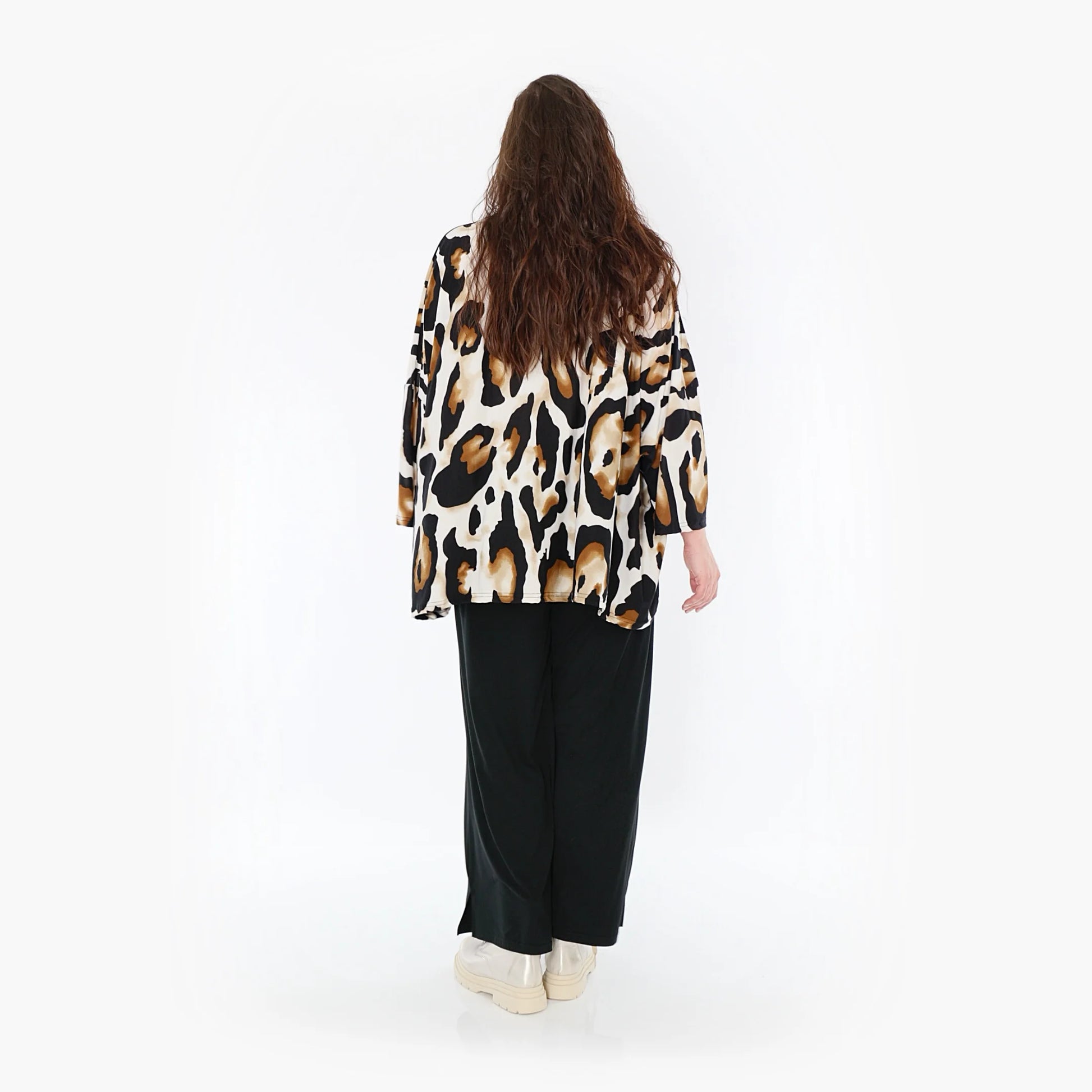  Kastiges Shirt mit elegantem Leopard-Muster in Schwarz-Weiß-Cognac aus feinem Slinky-Stoff für Curvy Mode