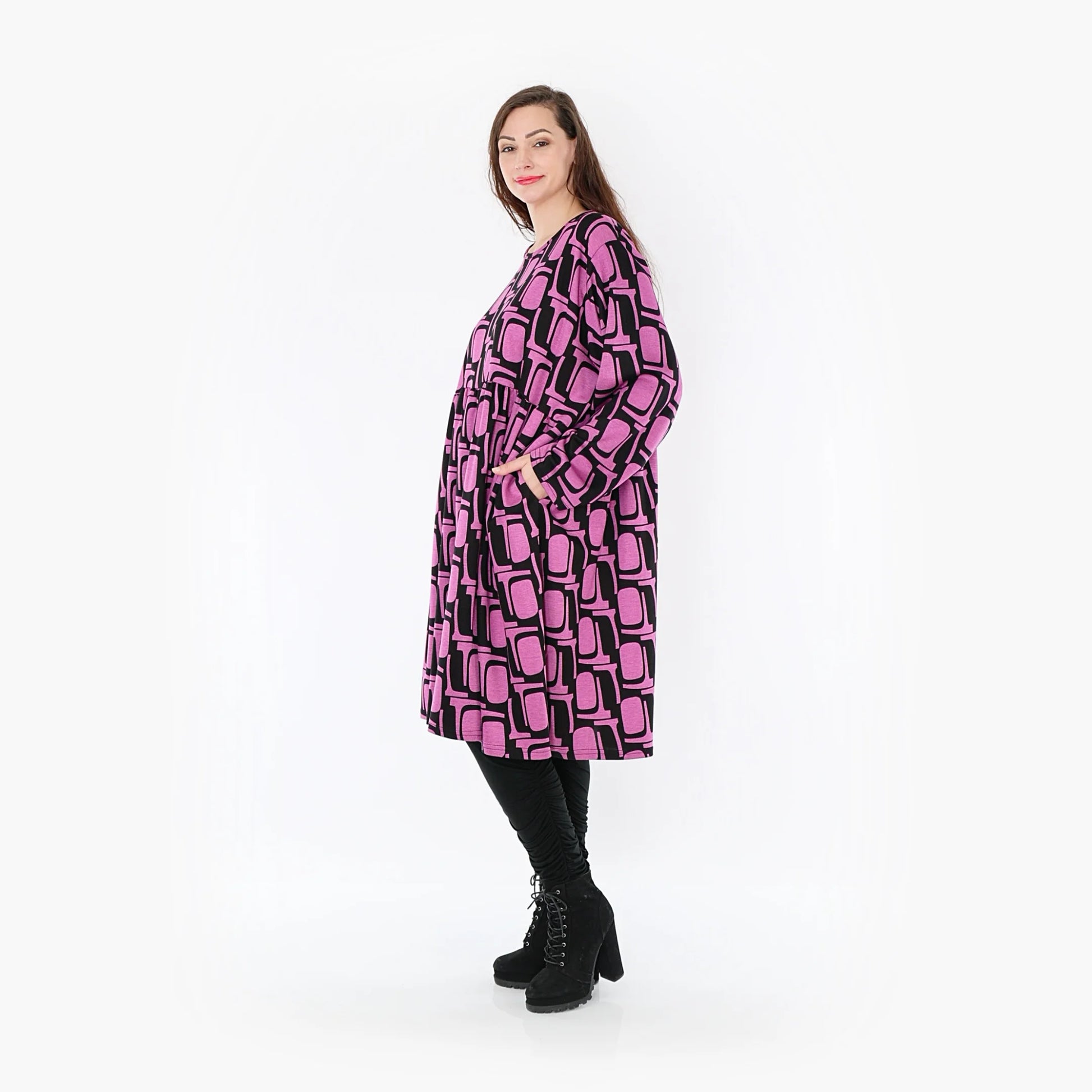  A-Form Kleid in Schwarz-Fuchsia Grafikdesign aus weichem Romanit Jersey mit praktischen Taschen für Curvy Fashion