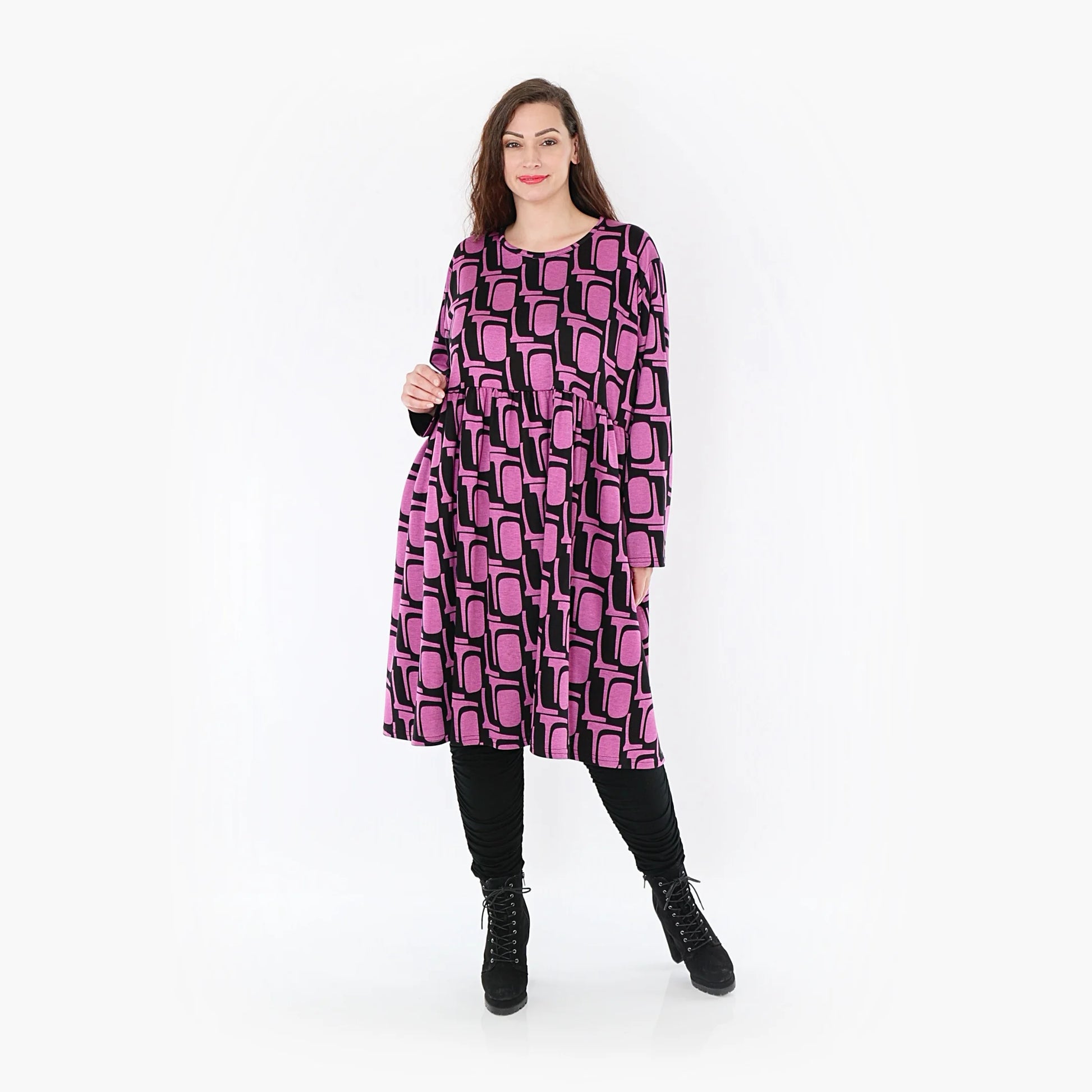  A-Form Kleid in Schwarz-Fuchsia Grafikdesign aus weichem Romanit Jersey mit praktischen Taschen für Curvy Fashion