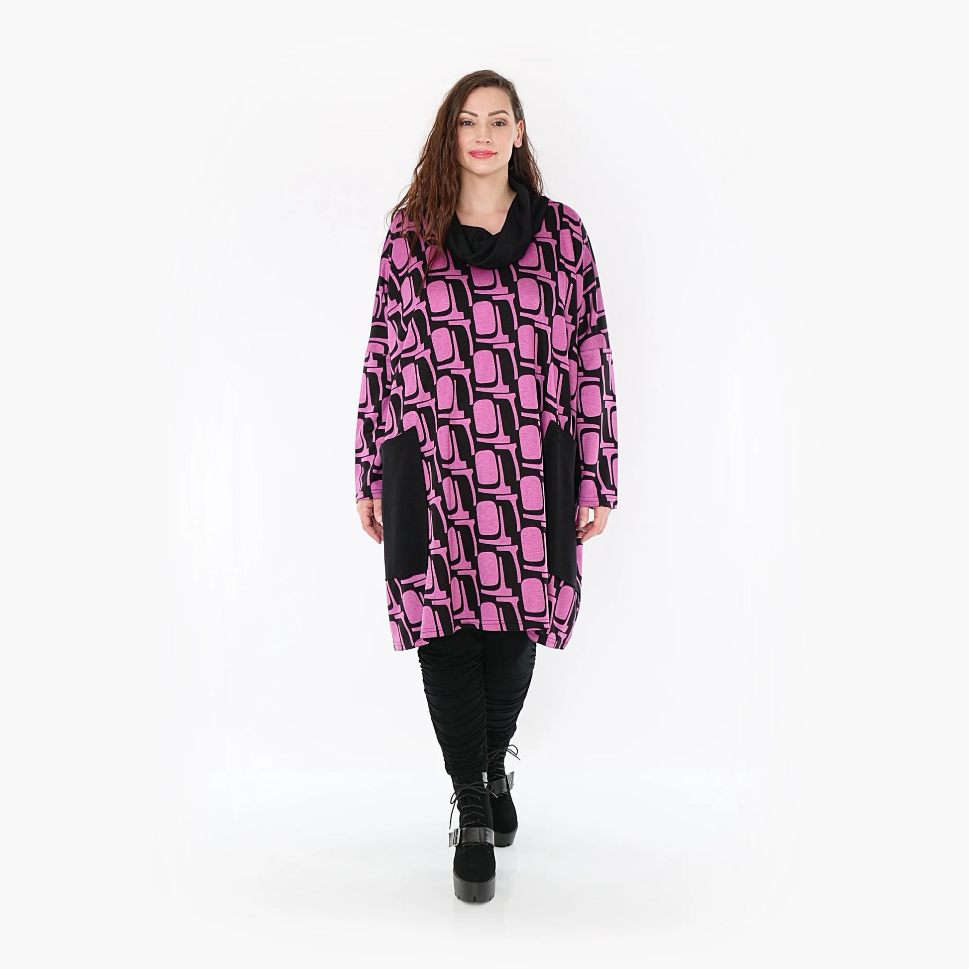  Schickes Oversize-Shirt in Schwarz-Fuchsia mit Rollkragen und praktischen Taschen für Curvy-Mode