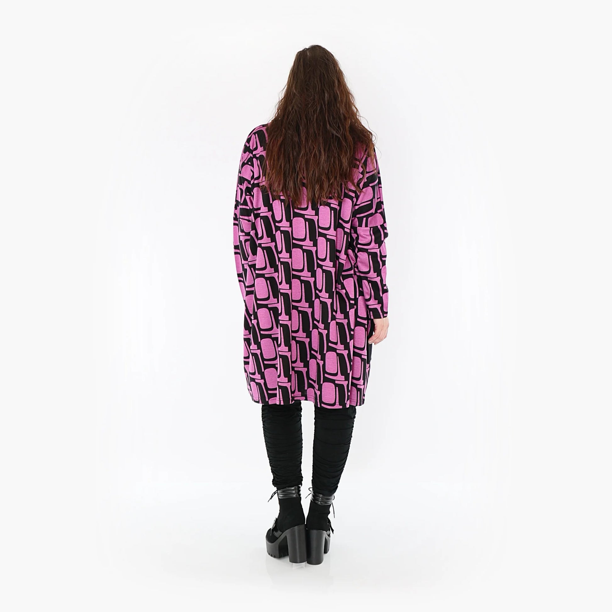  Schickes Oversize-Shirt in Schwarz-Fuchsia mit Rollkragen und praktischen Taschen für Curvy-Mode