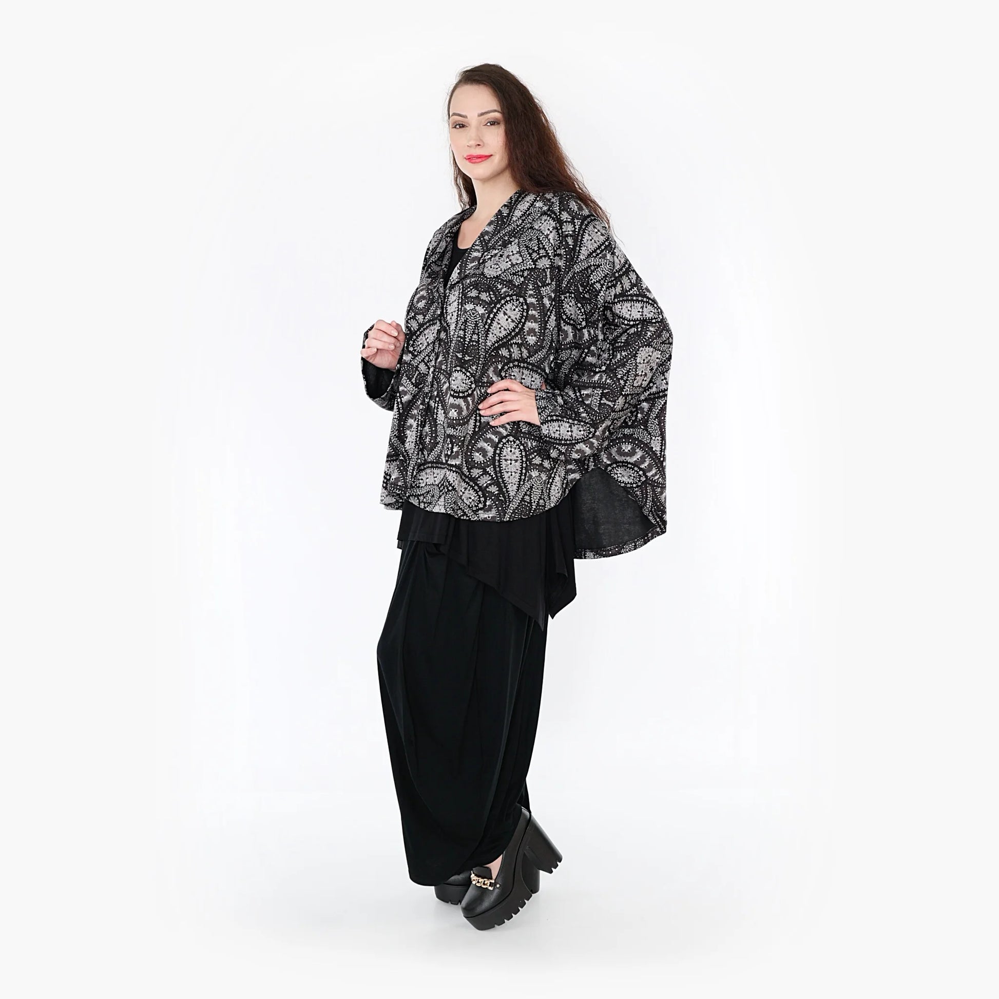  Stilvolles Oversize-Poncho-Cape in elegantem Grau-Schwarz für Lagenlook und Komfort