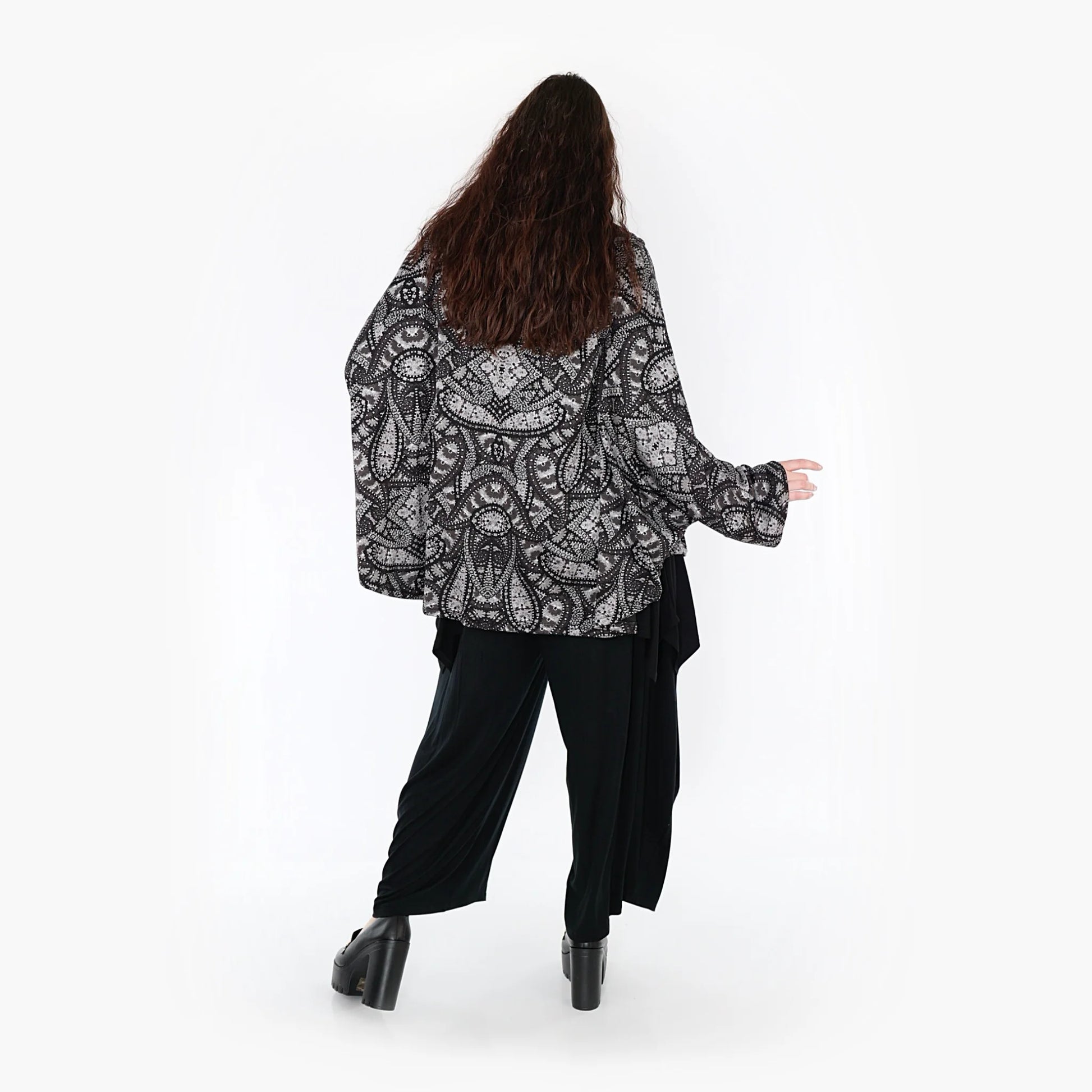  Stilvolles Oversize-Poncho-Cape in elegantem Grau-Schwarz für Lagenlook und Komfort