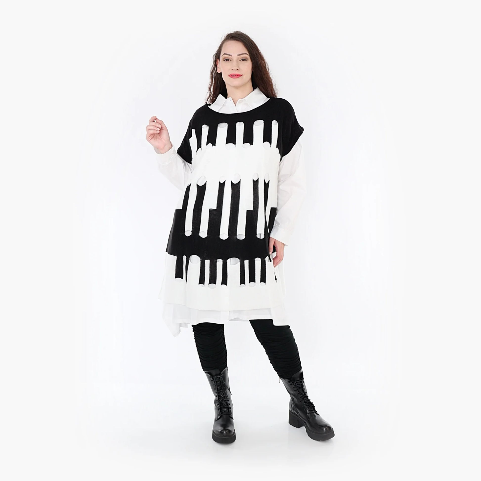  Stylischer Poncho mit kastigem Schnitt und modischem Strickmuster in klassischem Schwarz-Weiß